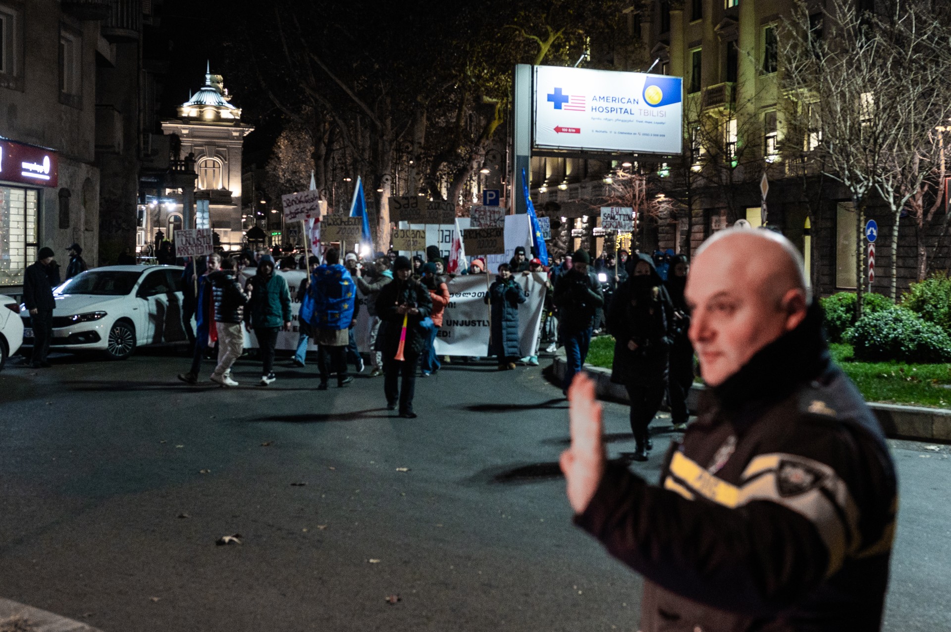 Į protestus įsitraukia įvairios bendruomenės. Čia užfiksuota Tbilisio gatvėmis einanti migrantų demonstracija. ©Denis Vėjas