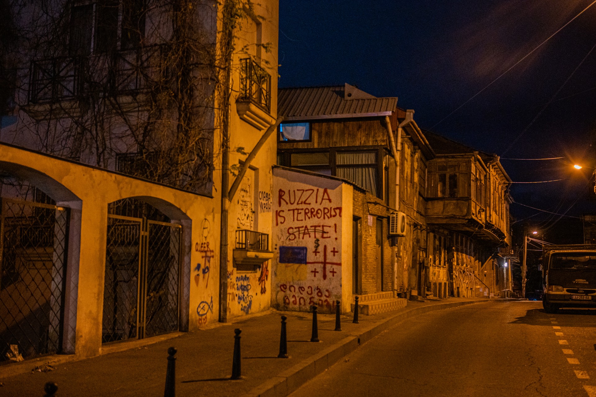 Politinės žinutės ant Tbilisio sienų. ©Denis Vėjas