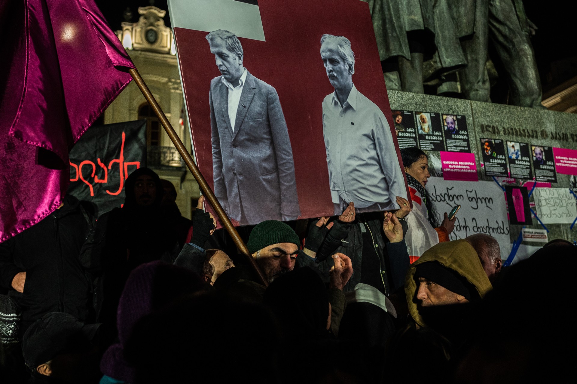 Protestuotojai laiko pirmojo nepriklausomo Sakartvelo prezidento Zviado Gamsachurdijos ir disidento Merabo Kostavos nuotrauką. ©Denis Vėjas