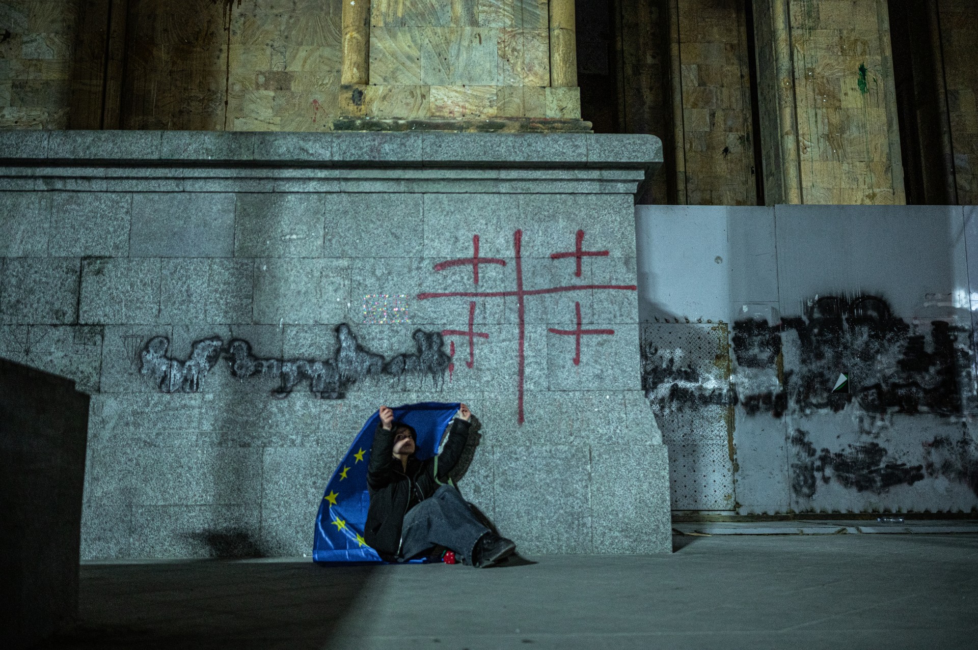 Europos Sąjungos vėliava apsigaubusi protestuotoja prie parlamento. 2024 m. lapkritį vyriausybė paskelbė, kad stabdo Sakartvelo stojimo į ES procesą iki 2028 m. Tai tapo masinių antivyriausybinių protestų šalyje pradžia. ©Denis Vėjas