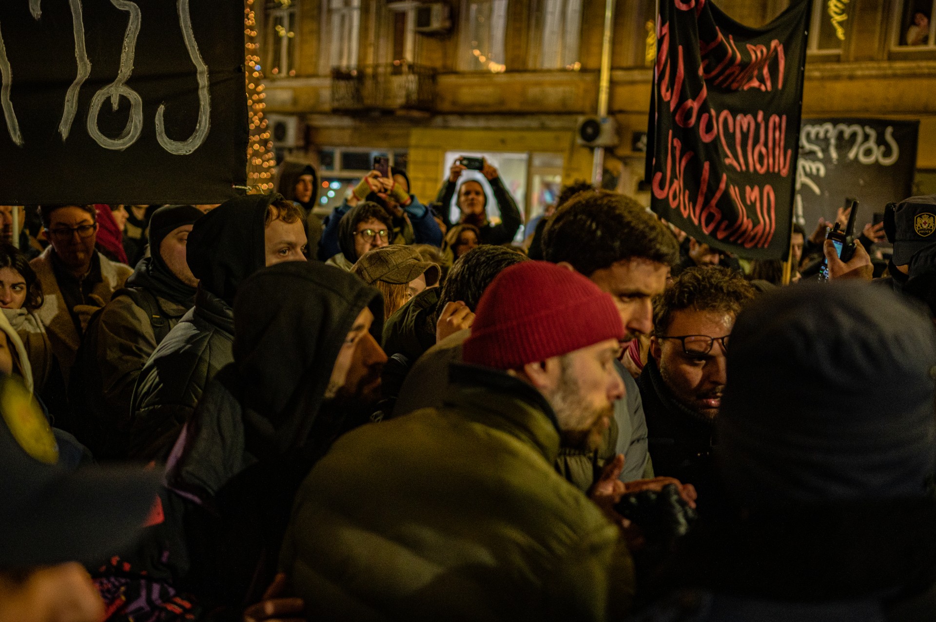 Giga Bekauris su draugu Giorgiu Muchadze (Mucha) ginčijasi su policija demonstracijoje prieš policijos smurtą ir autoritarizmą. ©Denis Vėjas