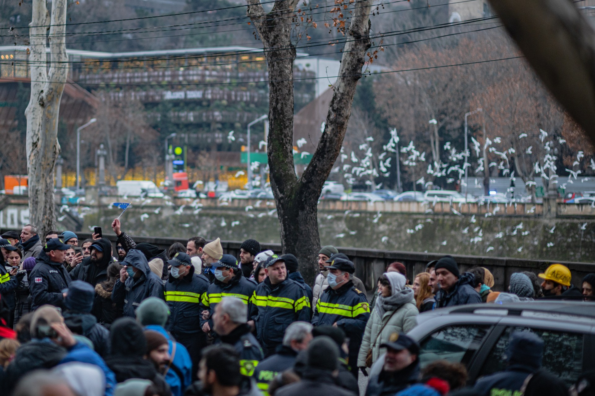 Minėdami mėnesį protestų, žmonės stojo į gyvą grandinę ir bandė blokuoti eismą. ©Denis Vėjas