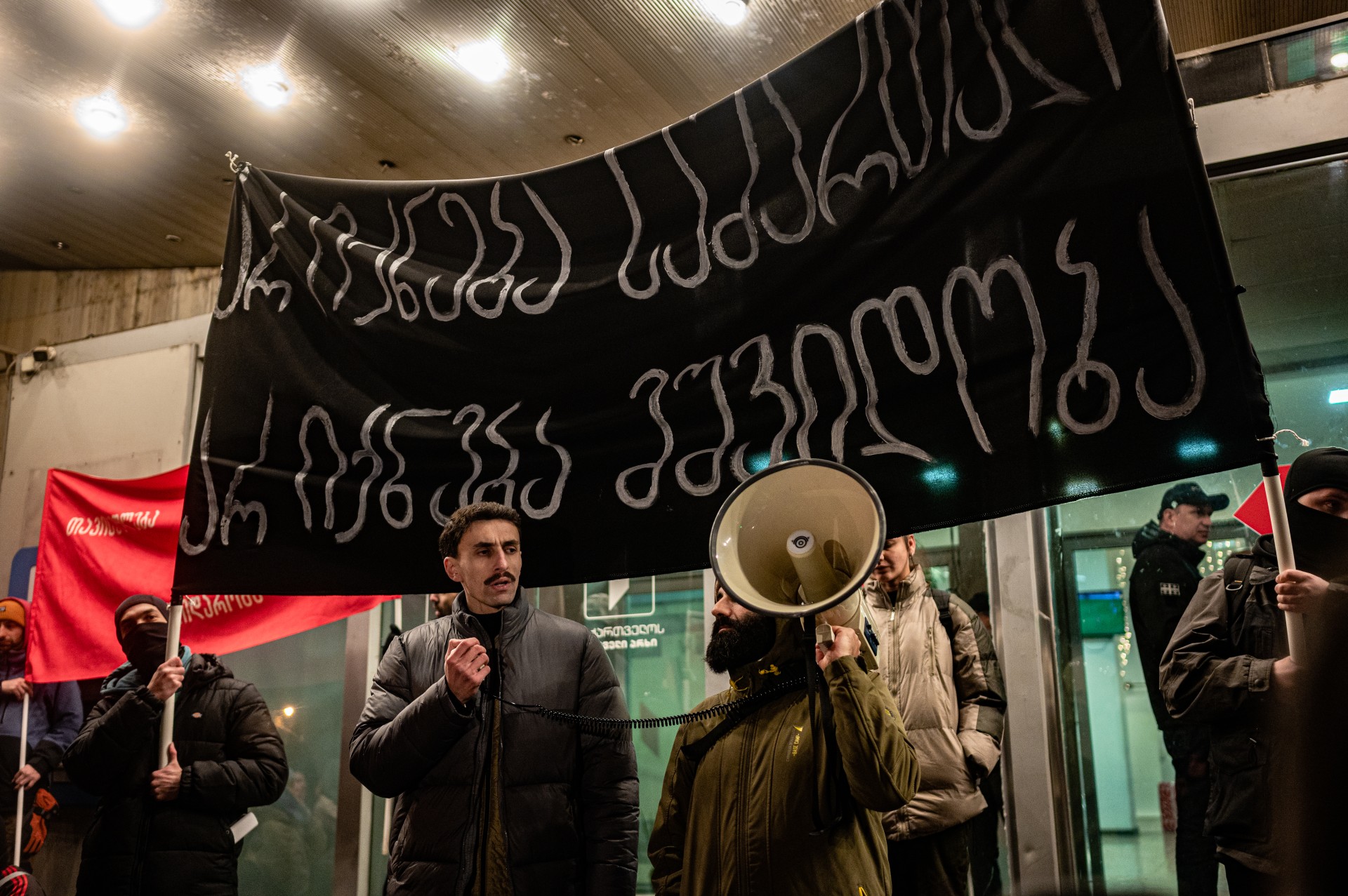 Giga Bekauris, profsąjungos „Gildija“, vienijančios kultūros atstovus, pirmininkas sako kalbą prie nacionalinio transliuotojo pastato. ©Denis Vėjas