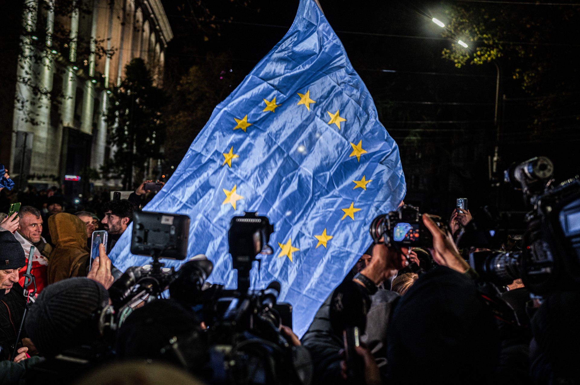 Žurnalistai proteste prie parlamento. Per metus Sakartvele užfiksuota beveik 200 smurto prieš žurnalistus atvejų, 80 proc. jų įvyko per pastaruosius kelis mėnesius. ©Denis Vėjas