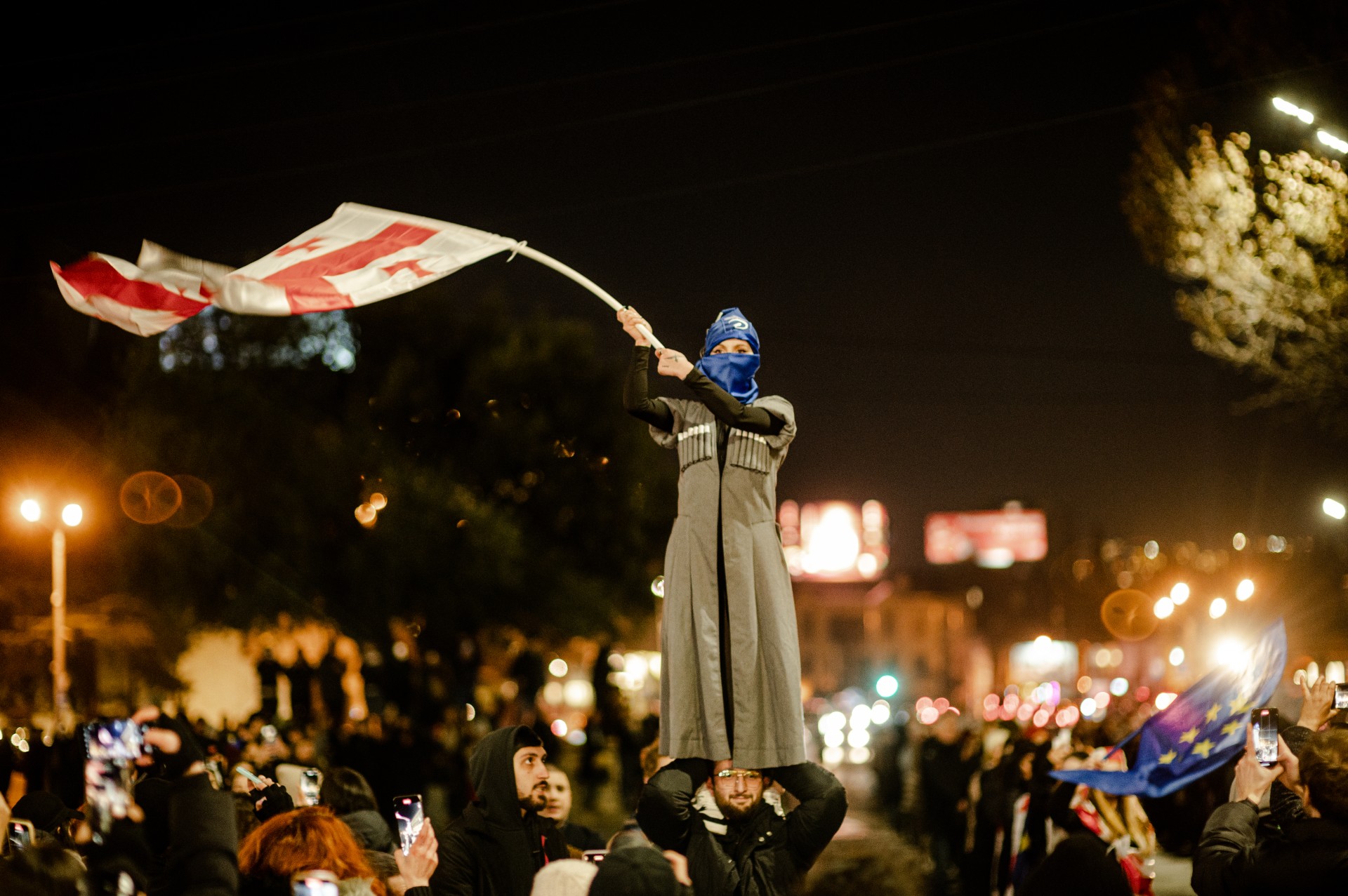 Protestuotojai atlieka tradicinį kartvelų šokį chorumį Rustavelio prospekte. ©Denis Vėjas