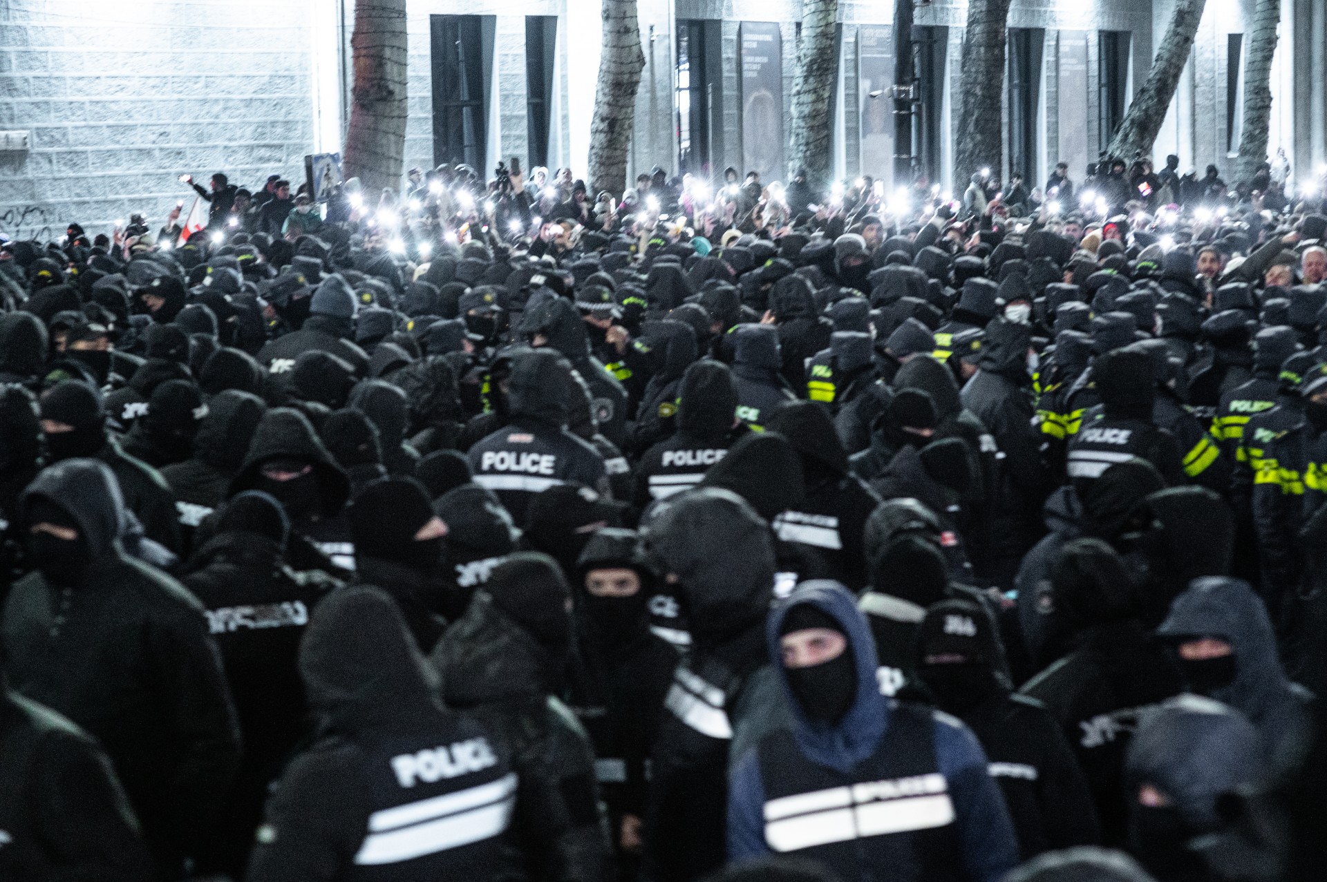 Policijos pajėgos blokuoja priėjimą prie parlamento. Vykstant kasvakariniam protestui tądien priešais parlamentą turėjo būti įžiebta ir pagrindinė Tbilisio kalėdinė eglė. 2024 m. gruodis. ©Denis Vėjas