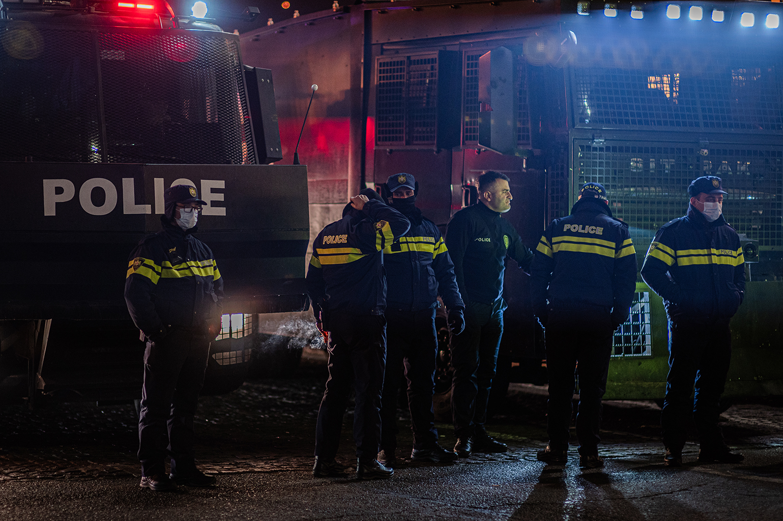 Policininkai stovi prie vandens patrankų. ©Denis Vėjas