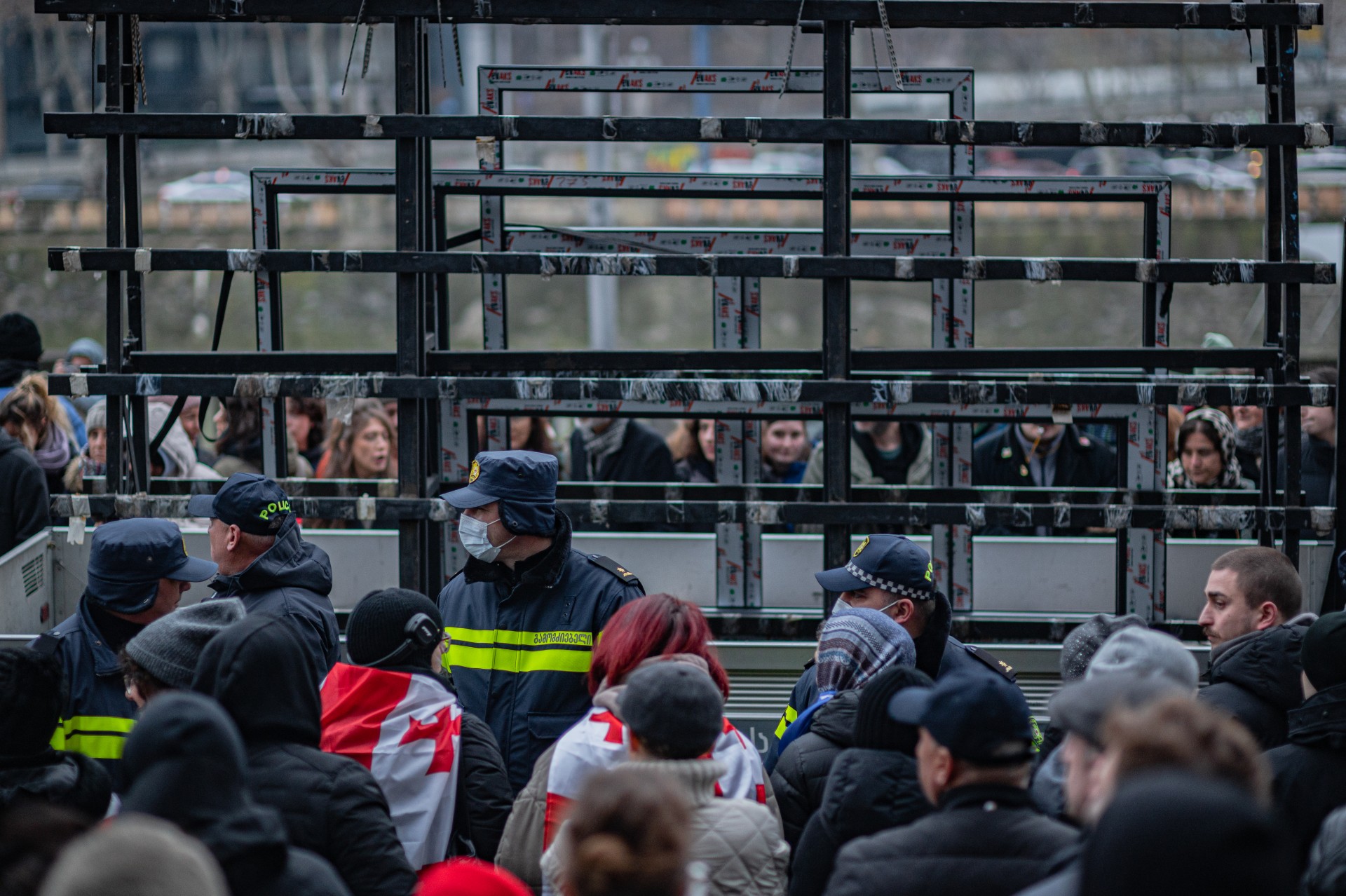 Minėdami mėnesį protestų, žmonės stojo į gyvą grandinę ir bandė blokuoti eismą. Tačiau tai padaryti trukdė gausios policijos pajėgos. ©Denis Vėjas