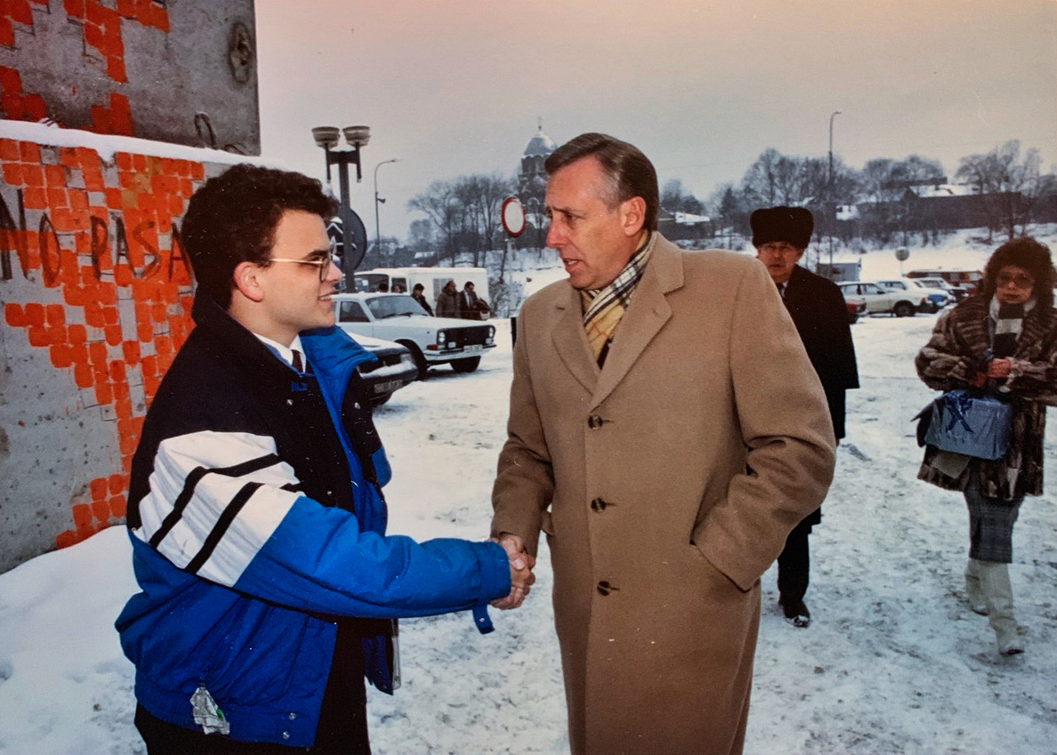 Po Sausio 13-osios įvykių Darius Sužiedėlis susitinka su JAV kongresmenu Steny Hoyer prie Aukščiausiosios tarybos barikadų. 1991 m. kovas, Vilnius. Asmeninis archyvas