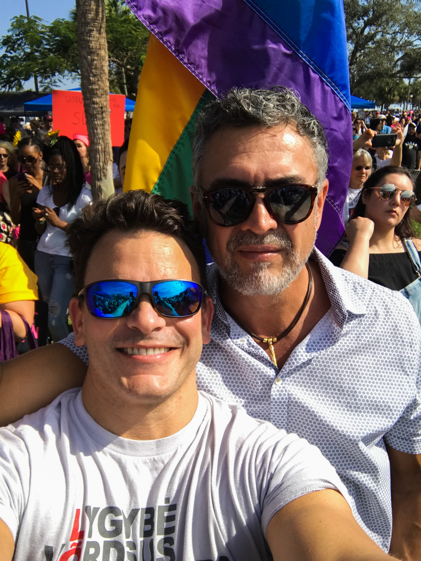 Su vyru Wilson Dos Santos proteste per Donaldo Trumpo inauguraciją. St. Petersburg, Florida, 2017 m. Asmeninis archyvas