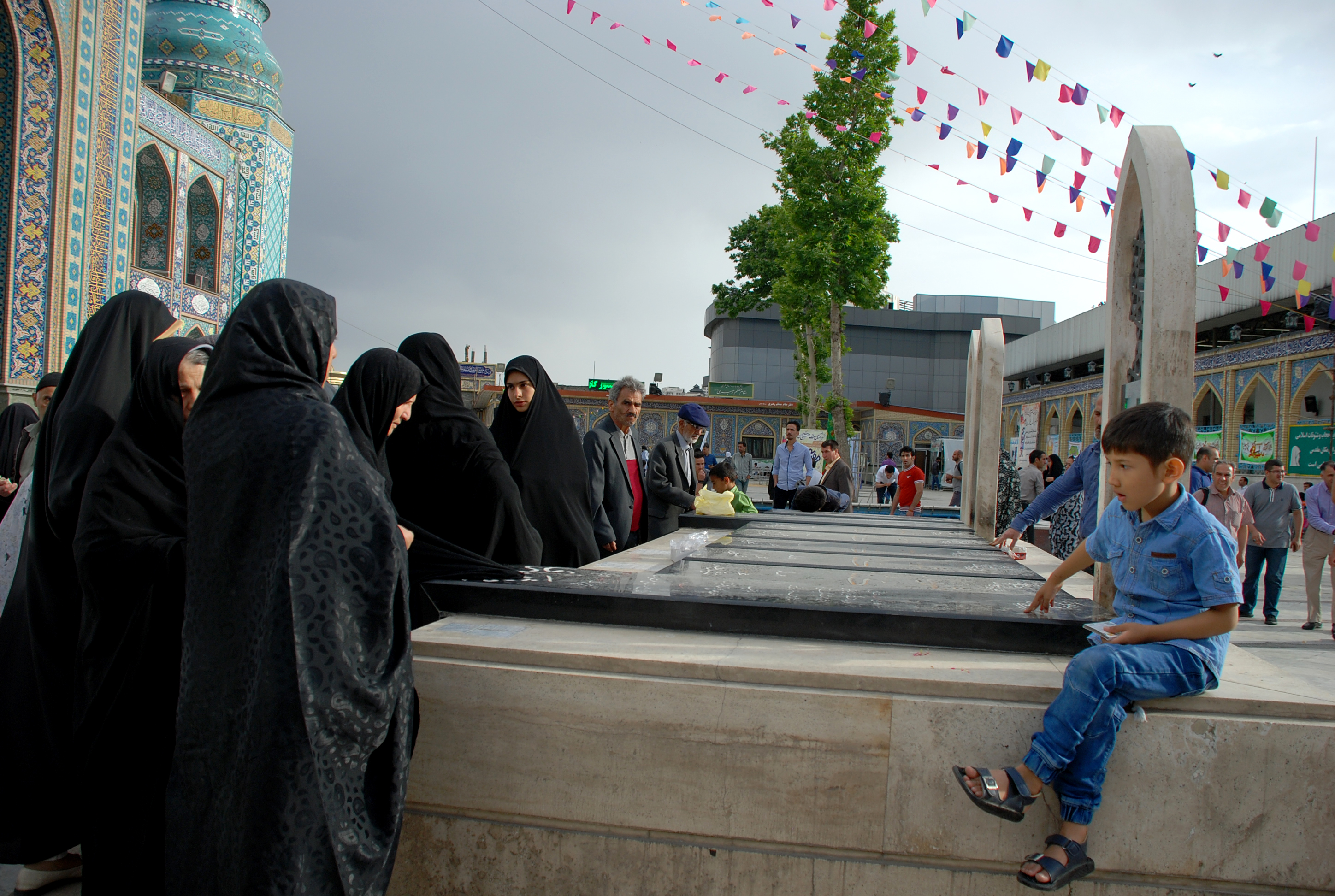 Oficiali Irano religija – islamo šiitai. Ali Akbar šventykla yra Teherano šiaurėje. Šalia jos palaidota daug Irano-Irako karo aukų, kurie šalyje paskelbti kankiniais, ir, kaip įtariama, Izraelio žvalgybos nužudyti branduolinės inžinerijos mokslininkai. Melsdamiesi prie kankinių kapo, taip pat kaip ir prie šventųjų, šiitai tikisi jų globos ir pagalbos kasdieniame gyvenime. ©Martyna Šulskutė