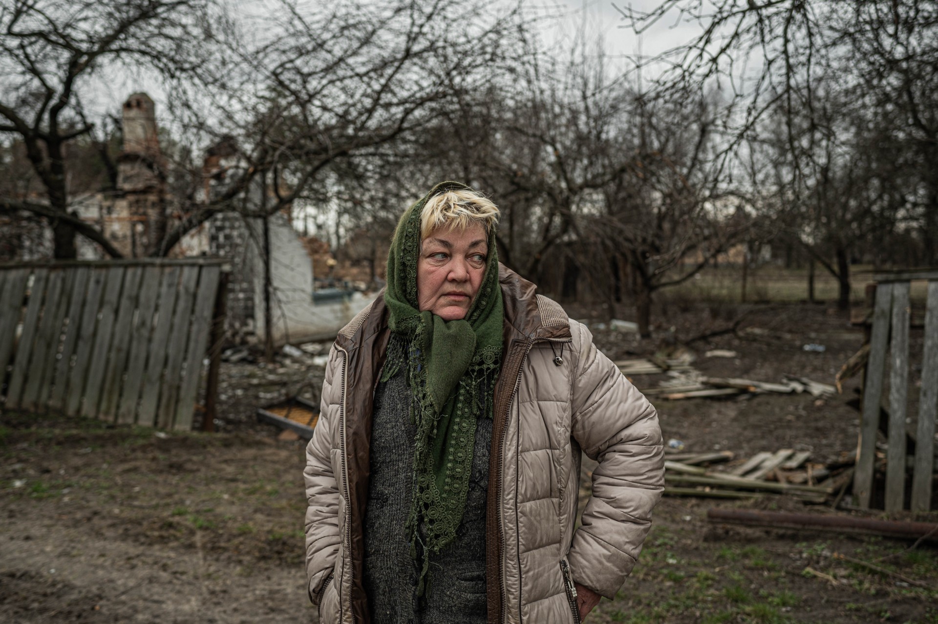 Jahidnės kaimo gyventoja Olha. Per okupaciją kartą jos vos nenušovė rusų kariai, kai ji ėjo link šulinio pasisemti vandens. Olha liudija apie kaime vykusius moterų prievartavimus ir žudynes. Anot jos, rusų kariai, išgėrę visą kaime rastą alkoholį, vėliau skiedė medicininį spiritą ir odekoloną.