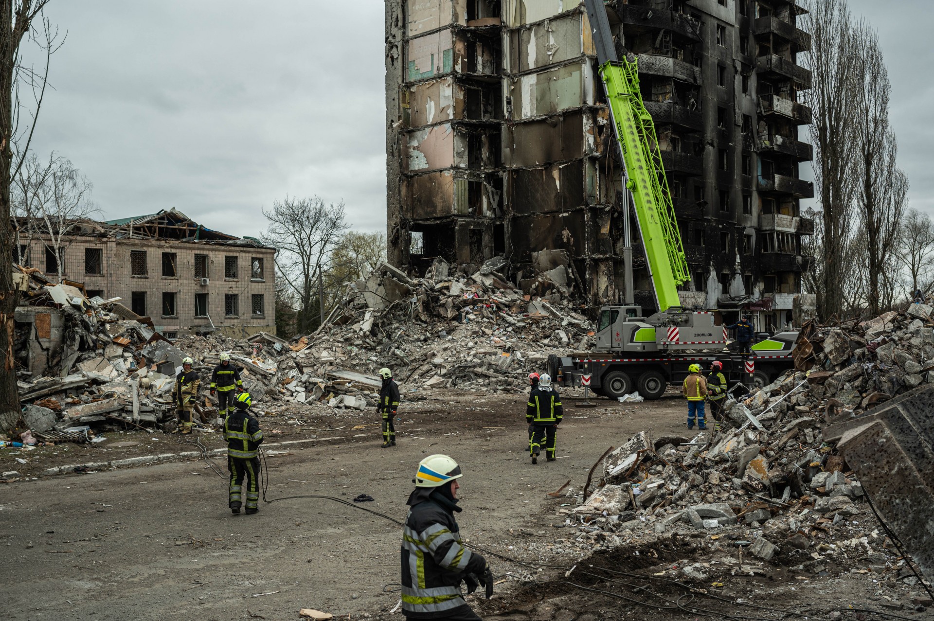 Pasak Ukrainos pareigūnų, Rusija sąmoningai bombardavo civilius gyventojus ir, praėjus daugiau nei savaitei po įsiveržusių pajėgų pasitraukimo, šimtai žmonių vis dar laikomi dingusiais be žinios. Gelbėtojų komandos ir savanoriai naršo po nuolaužas, ieškodami gyvųjų ar mirusiųjų. Borodianka.