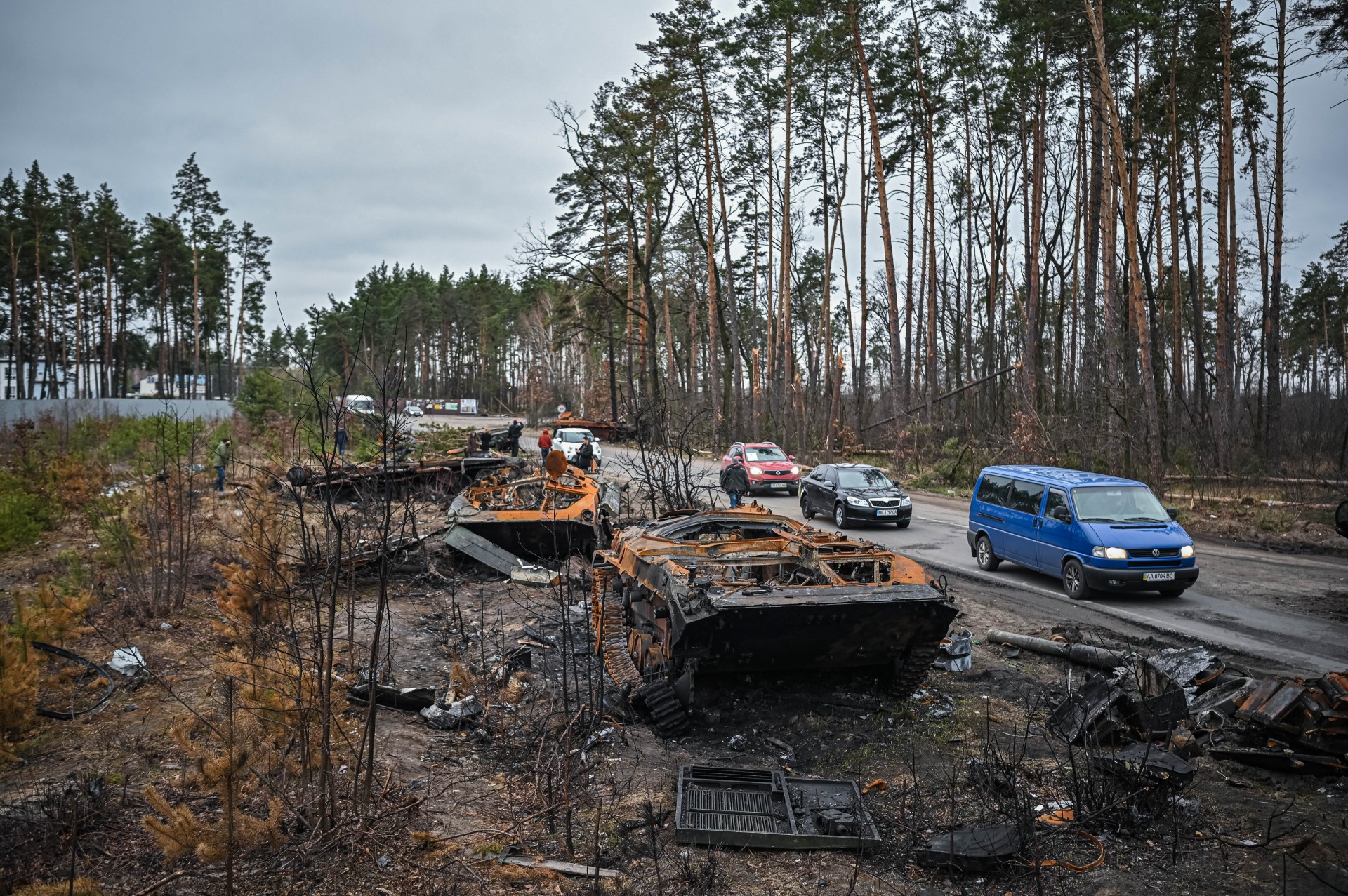 Kyjivo apylinkės. Pro sudegusią rusų karinę techniką važiuoja civilių automobiliai, grįžtantys į išlaisvintus Kyjivo priemiesčius.