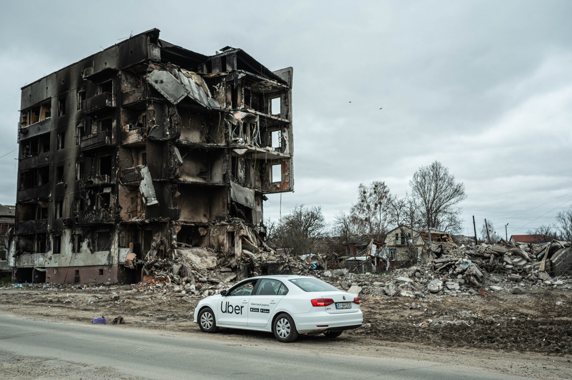 „Uber“ automobilis prie sunaikinto bendrabučio. Borodianka.