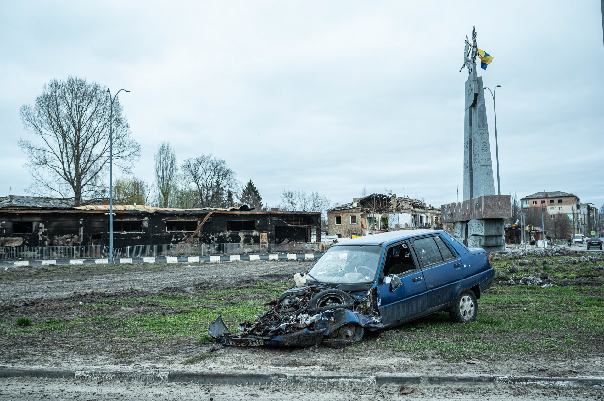 Įvažiavimas į Borodianką. Tanko sutraiškytas automobilis ir miesto vartai.