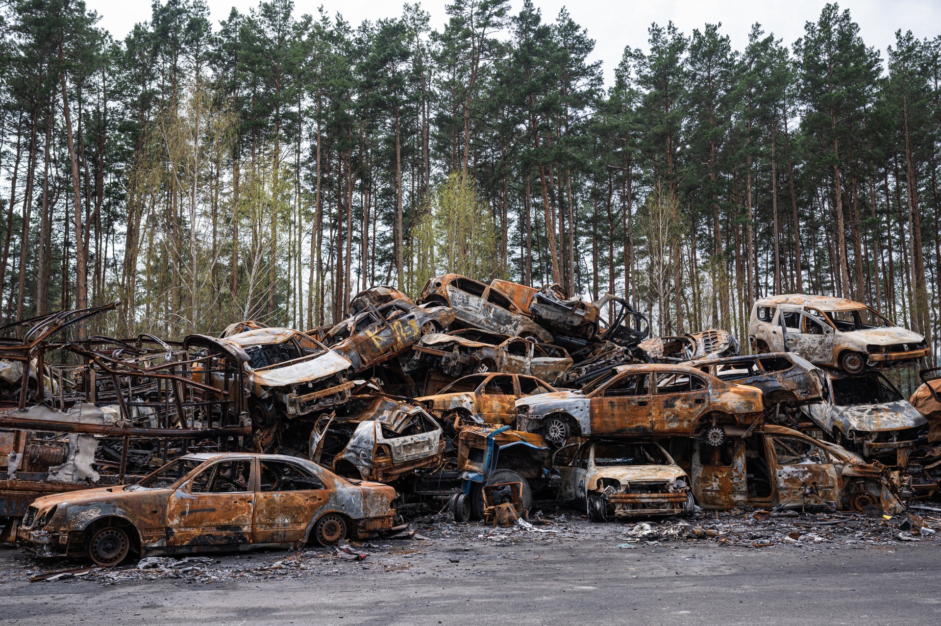 Susprogdintų automobilių kapinės Irpinėje.