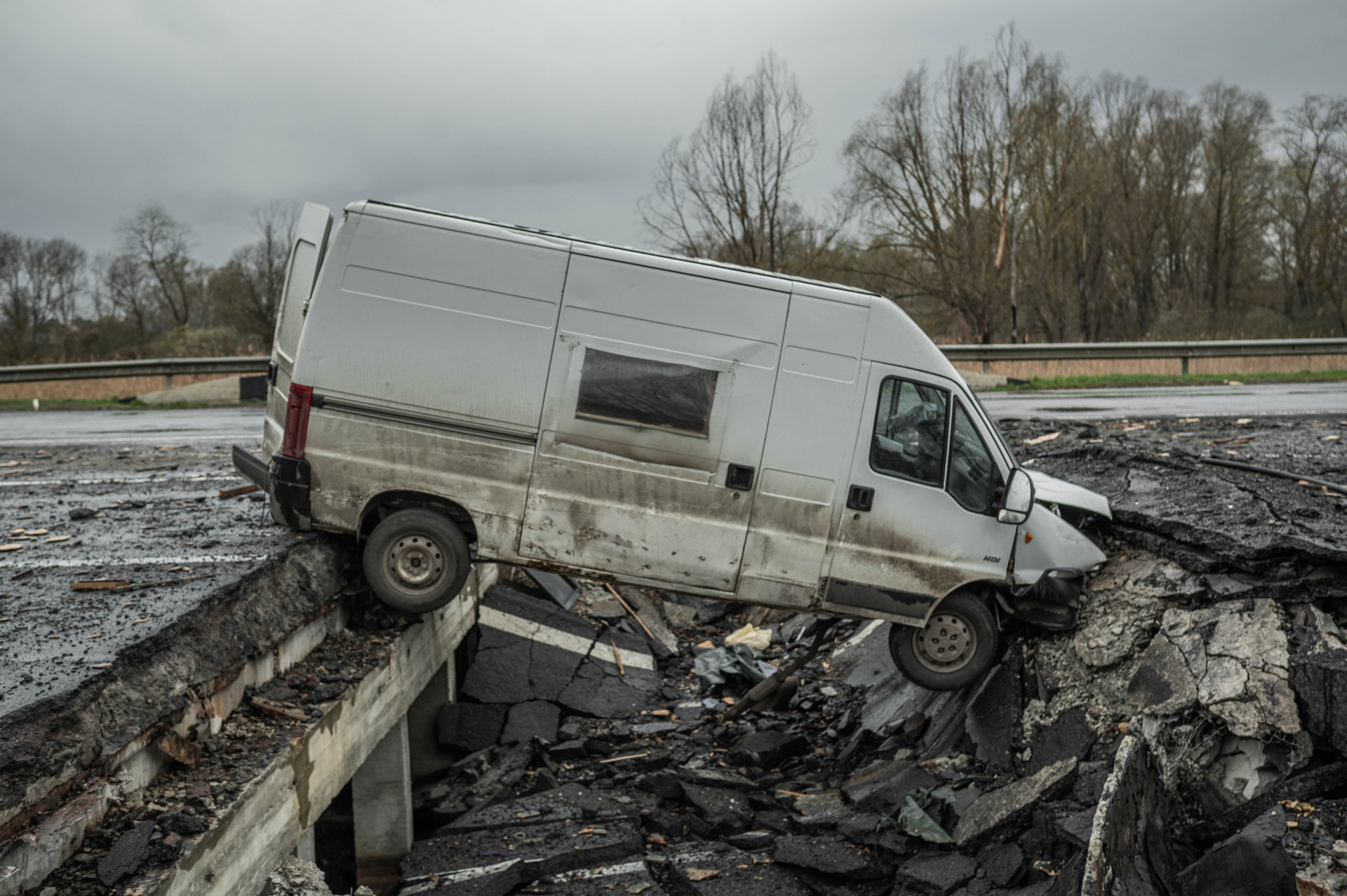 Automobilis kelyje iš Černihivo į Jahidnės ir Ivanivkos kaimus.