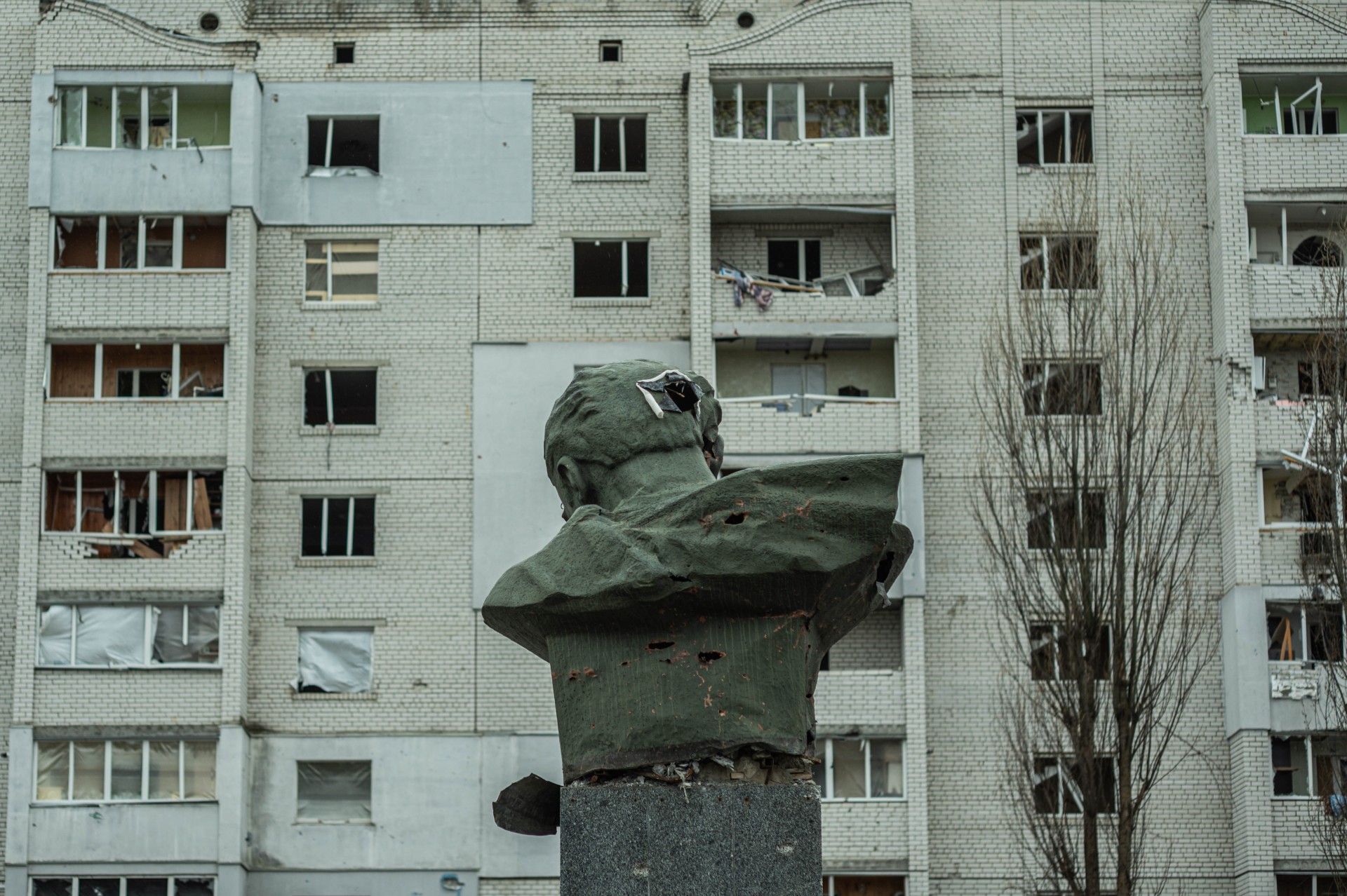 Rusų apšaudytas Taraso Ševčenkos paminklas Borodiankoje. Šis XVIII amžiaus Ukrainos rašytojas labai prisidėjo prie ukrainiečių tautinės idėjos populiarinimo.