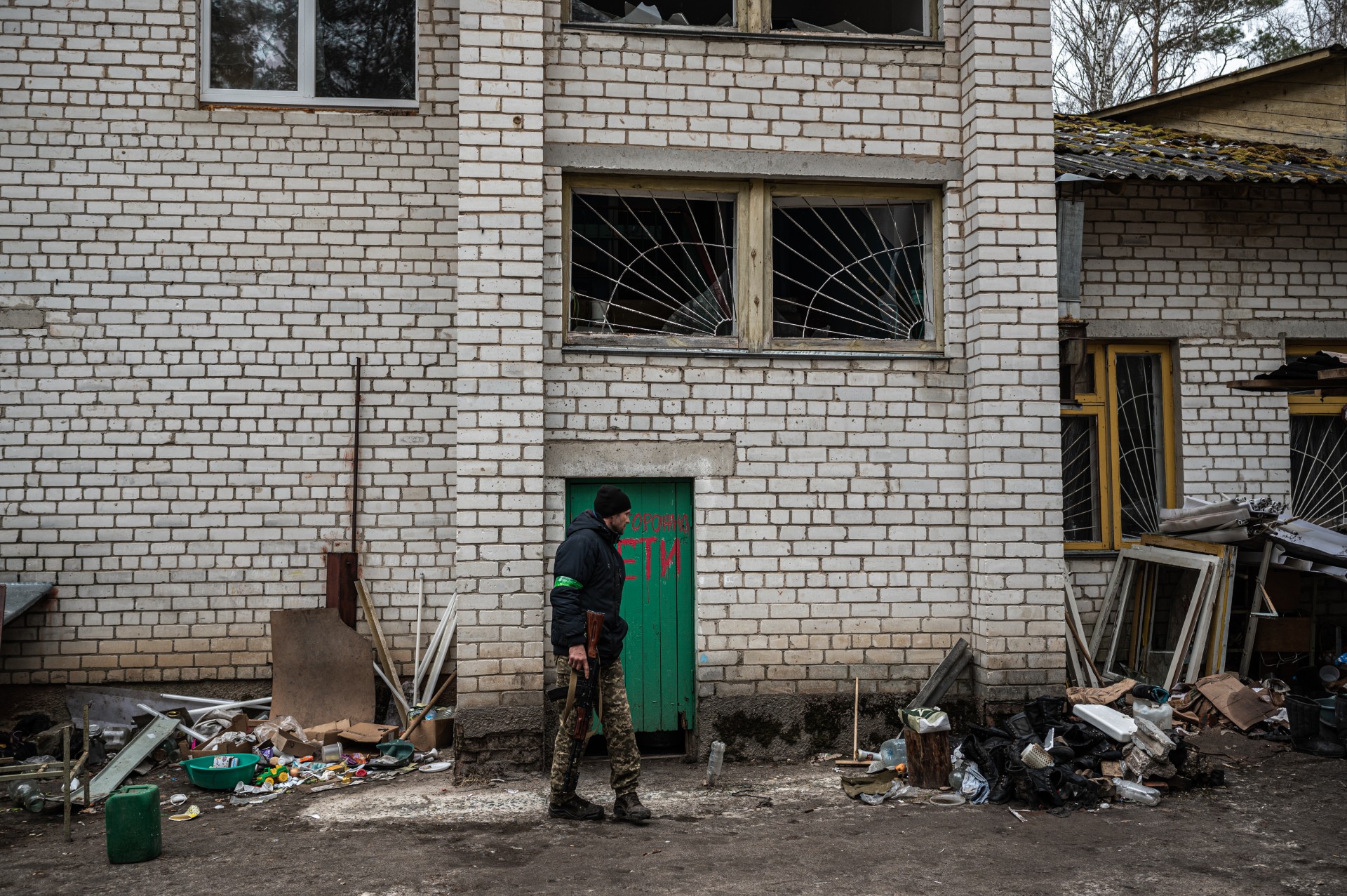 Durys į Jahidnės mokyklos rūsį. Ant durų užrašas „Atsargiai – vaikai“.