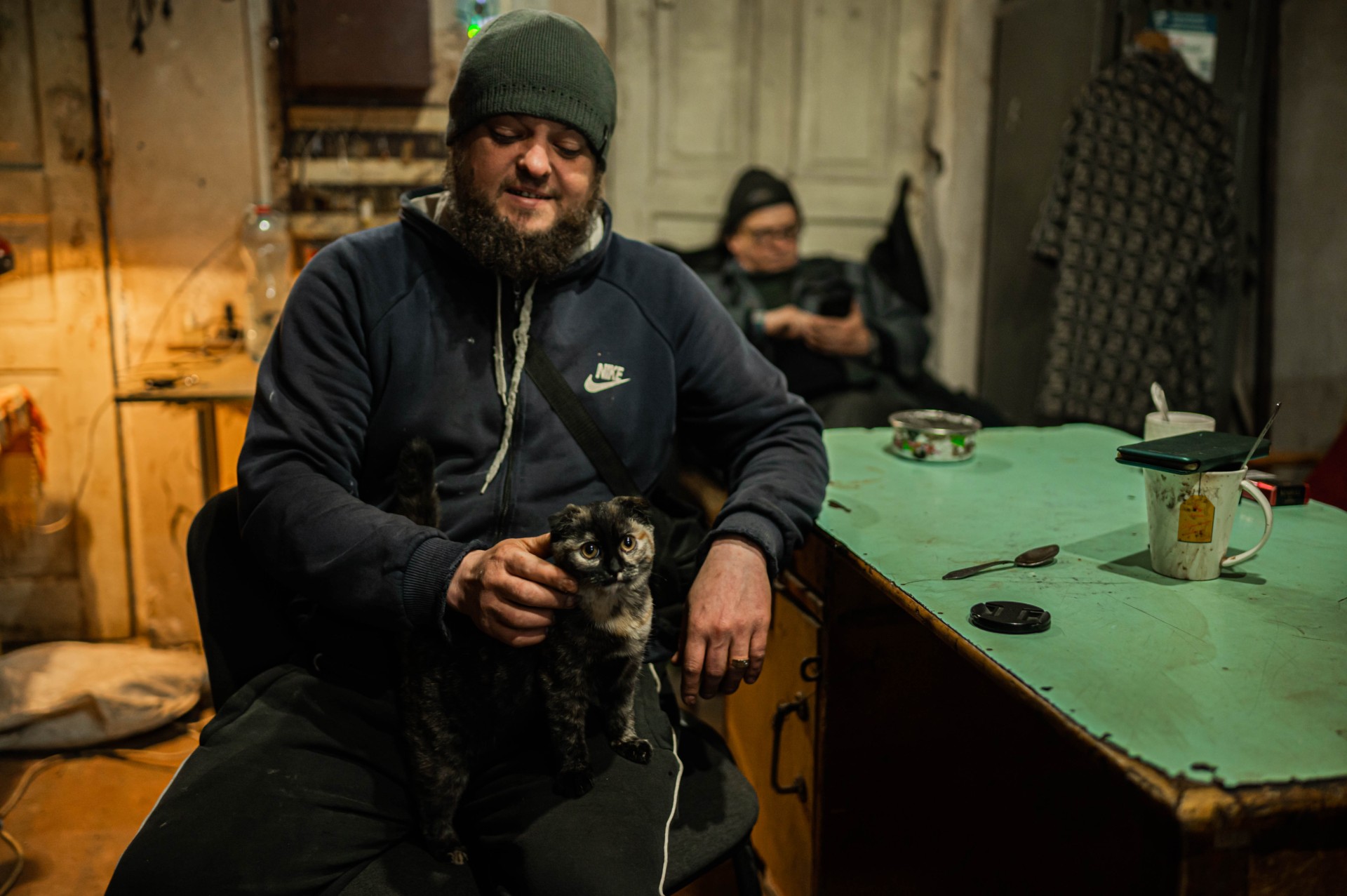 Vienas Kupjansko komunalinio ūkio komandos narių Juryjus ir biuro katinas Canga, taip santechnikų žargonu vadinama jungtis, skirta metalo ir plastiko vamzdžiams sujungti. ©Denis Vėjas