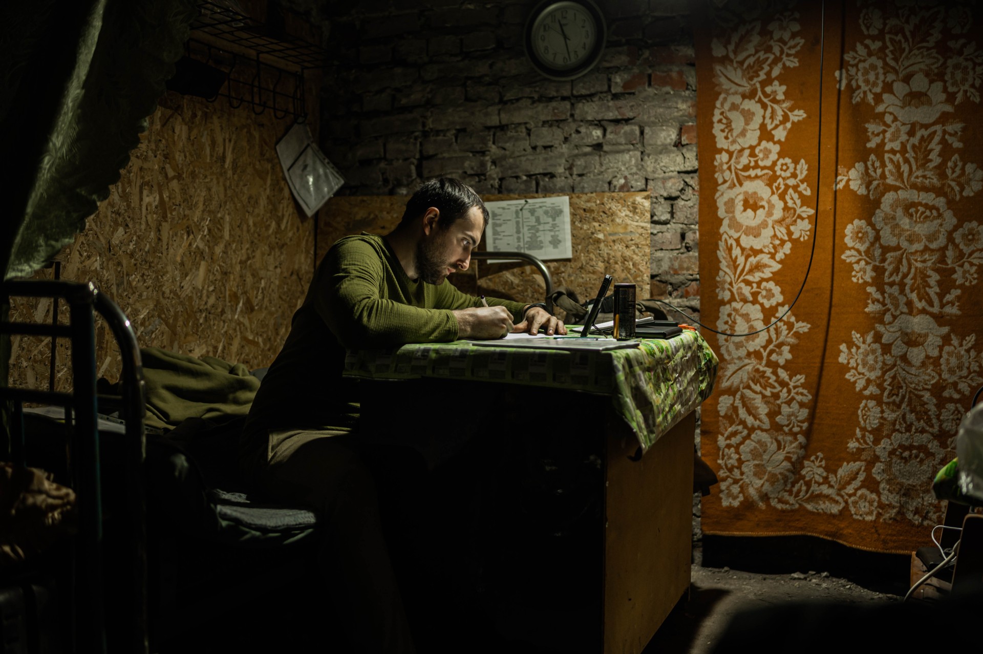 Ihoris prie darbo stalo žeminėje Petropavlivkoje. ©Denis Vėjas