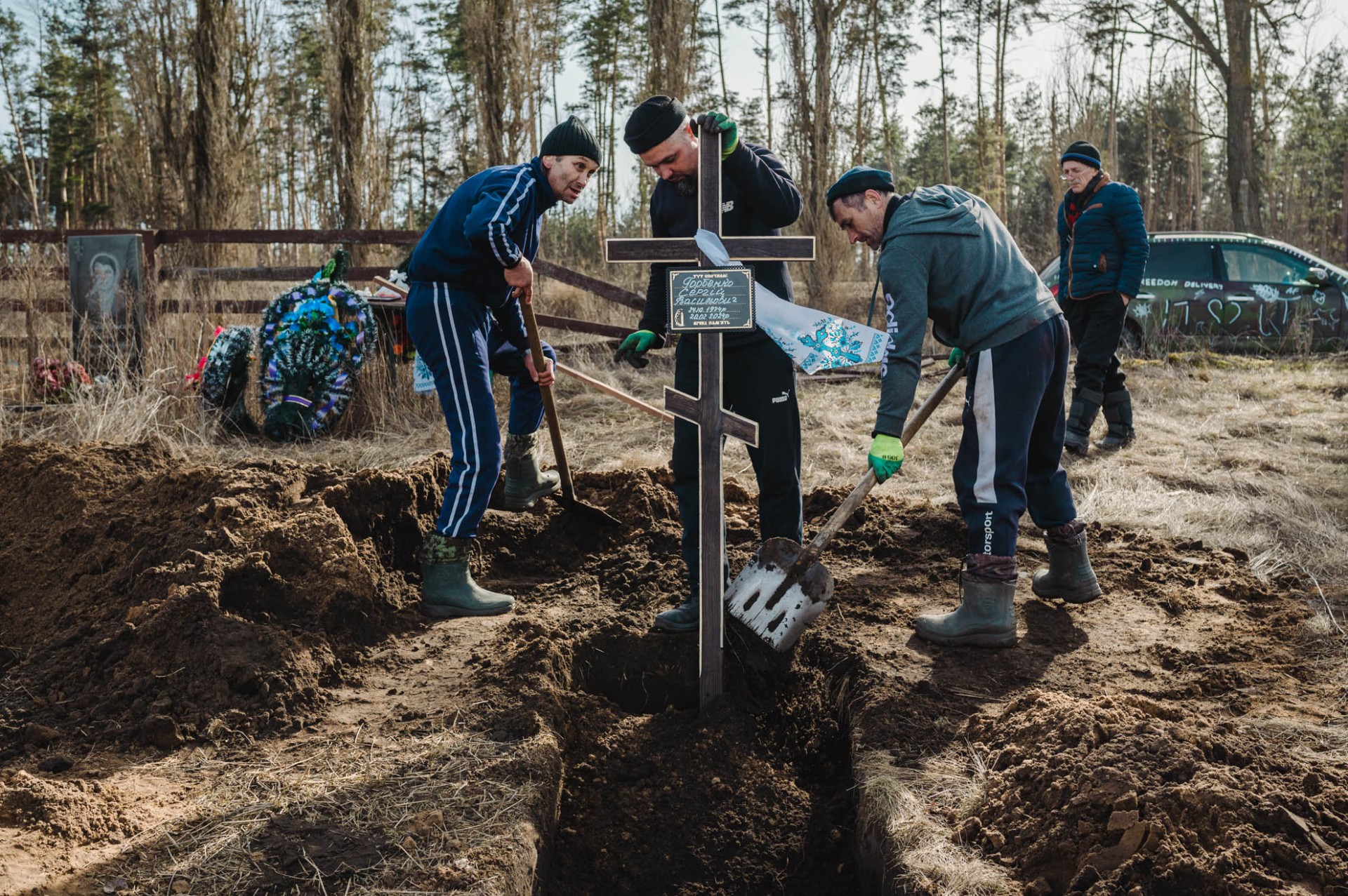 Kapinės prie Petrapavlivkos. Vyrai kasa kapus drono kamikadzės nužudytiems miestelio gyventojams. ©Denis Vėjas