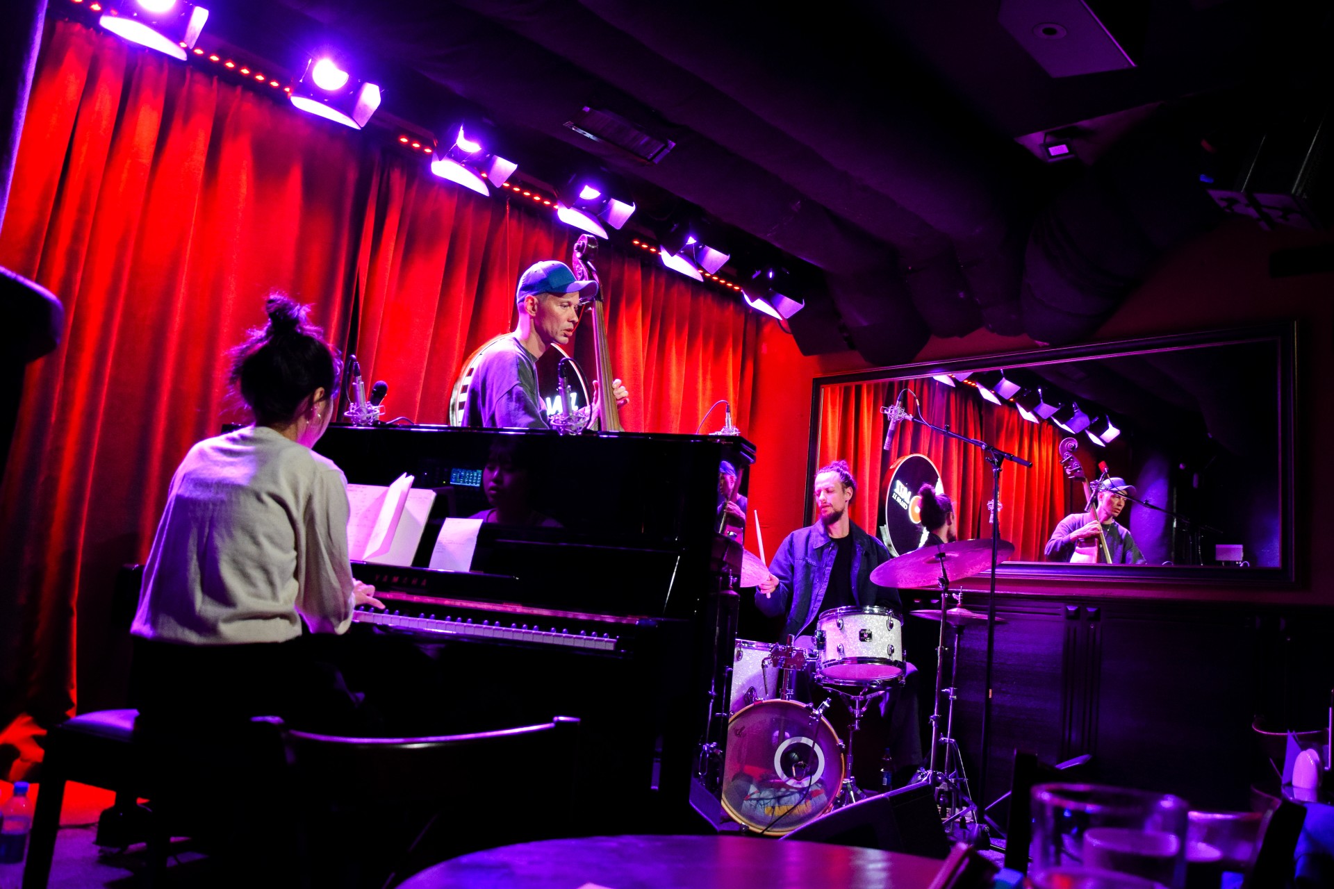 Jasper Høiby trio koncertuoja Vilniaus „Jazz Cellar 11“ klube vasarį. Jų džiazas – techniškai sudėtingas, vientisas organizmas, niekada neperaugantis į per ilgus solo ar publikos linksminimą. ©Kotryna Eva Navickaitė