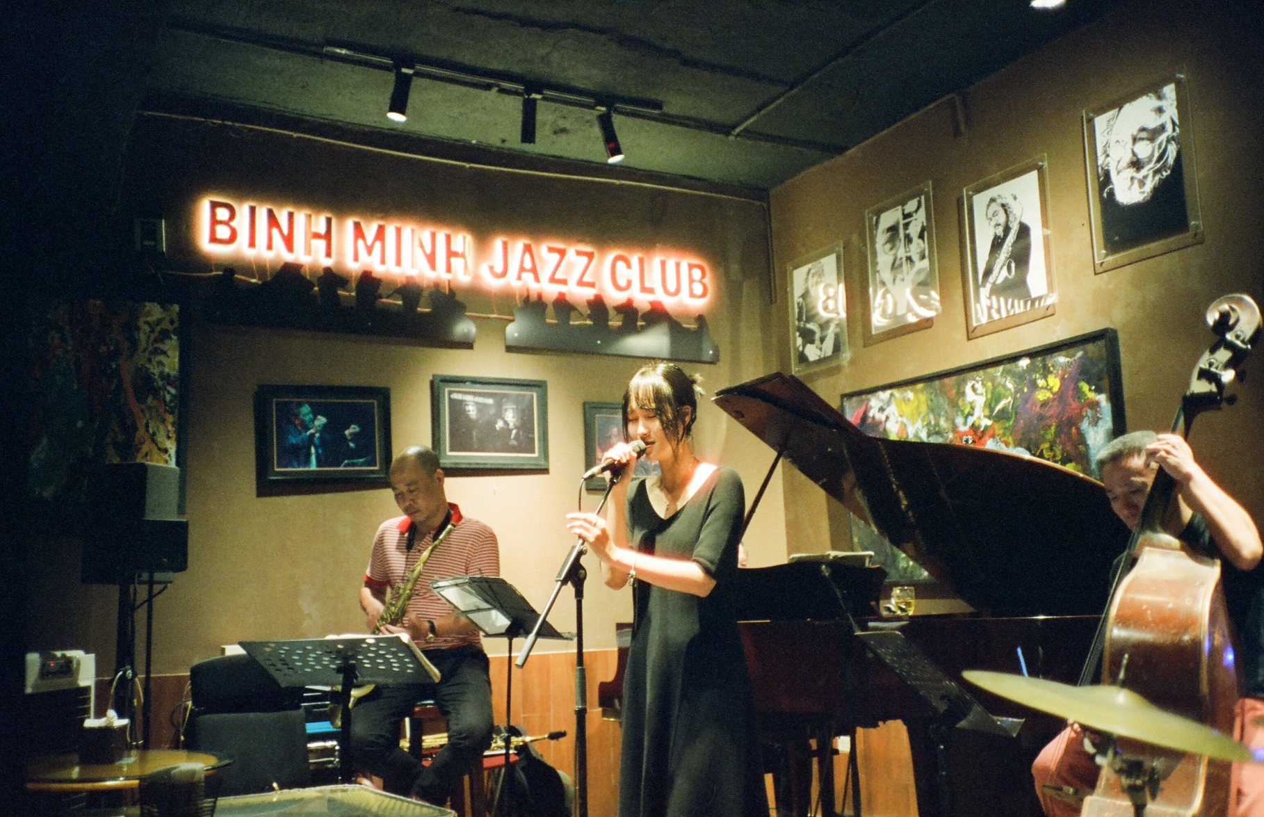 „Binh Minh Jazz Club“ klubas Vietname, 2024-ųjų ruduo. Džiazo klubai, kad ir kur būtum – Niujorke, Vilniuje ar Hanojuje, – savo interjeru ir atmosfera sukuria panašų pasaulio pojūtį. ©Karolis Vyšniauskas