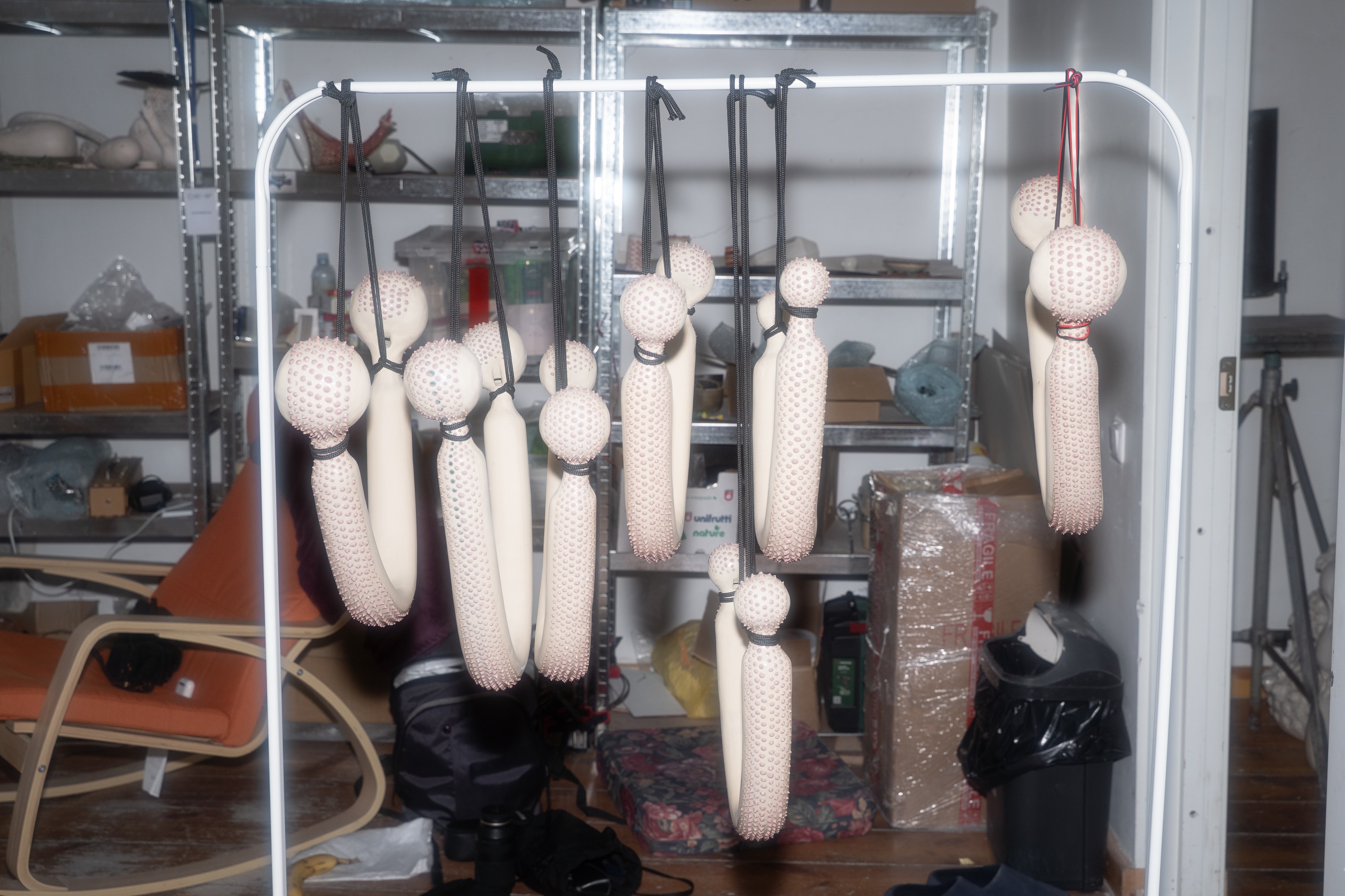 Elenos Laurinavičiūtės pasigamintų instrumentų kolekcija jos studijoje Užupyje. ©Jurga Sako