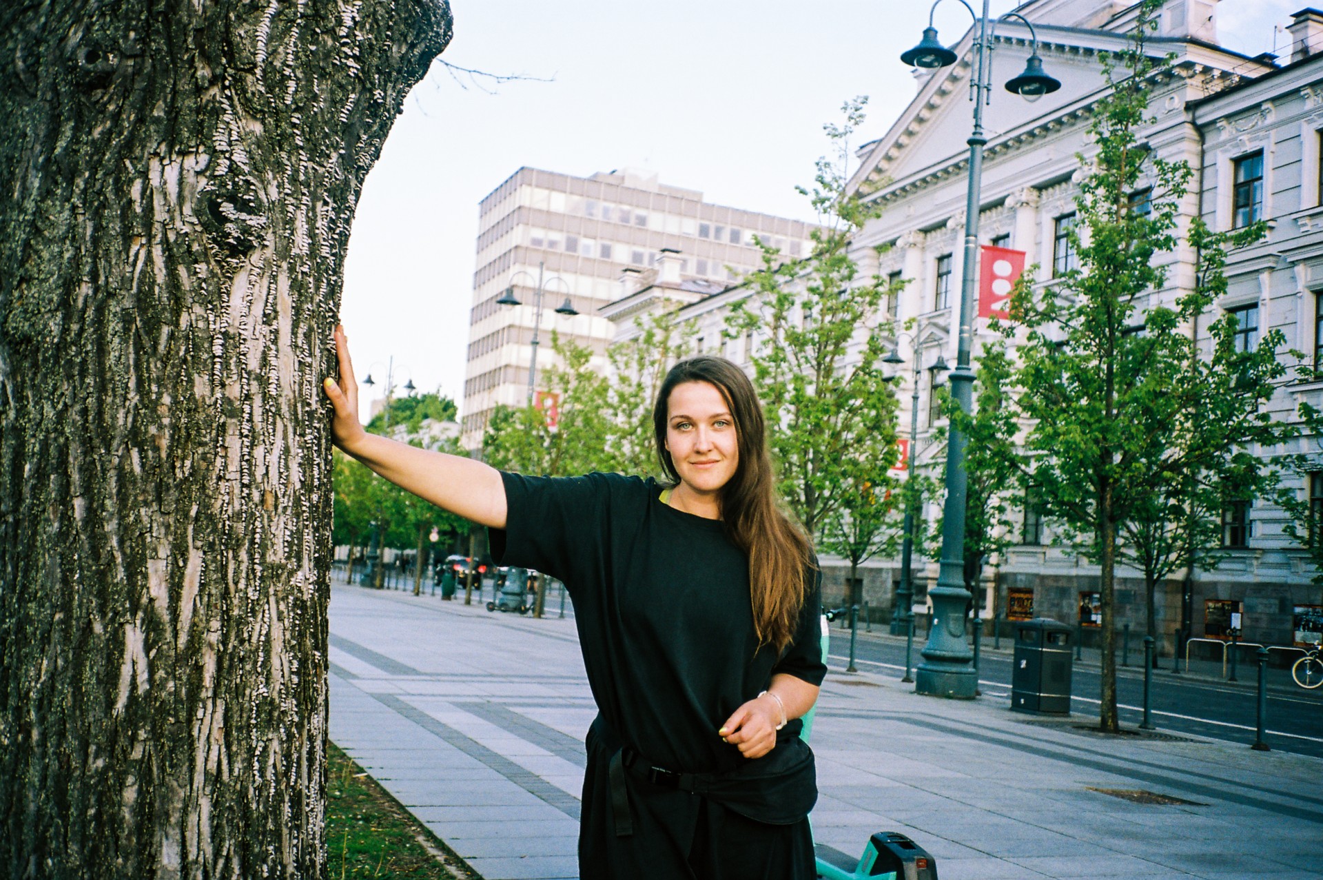 Dokumentalistė Elena Reimerytė Vilniuje, Lukiškių aikštėje, prie vienintelės likusios aikštės liepos iš Gedimino prospekto pusės. ©Karolis Vyšniauskas