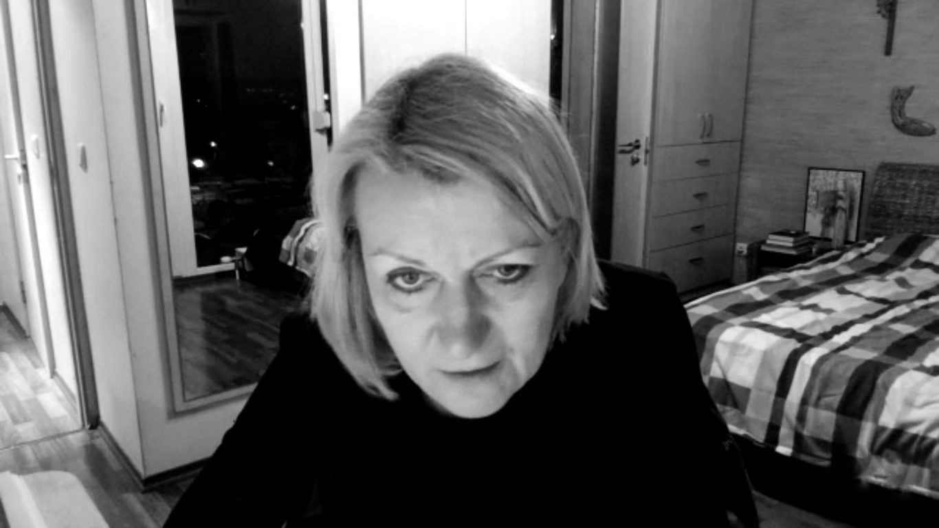 Profesorė Ligita Jančorienė karantino metu atsiribojo nuo artimųjų, o anūkams tapo „virtualia močiute“. Dalis jos vadovaujamo kolektyvo yra rizikos zonoje – tai vyresni gydytojai, taip pat chemoterapiją perėję gydytojai. Saugant pacientų gyvybes, svarbu išsaugoti ir gydytojų. Nuotrauka iš nuotolinio pokalbio