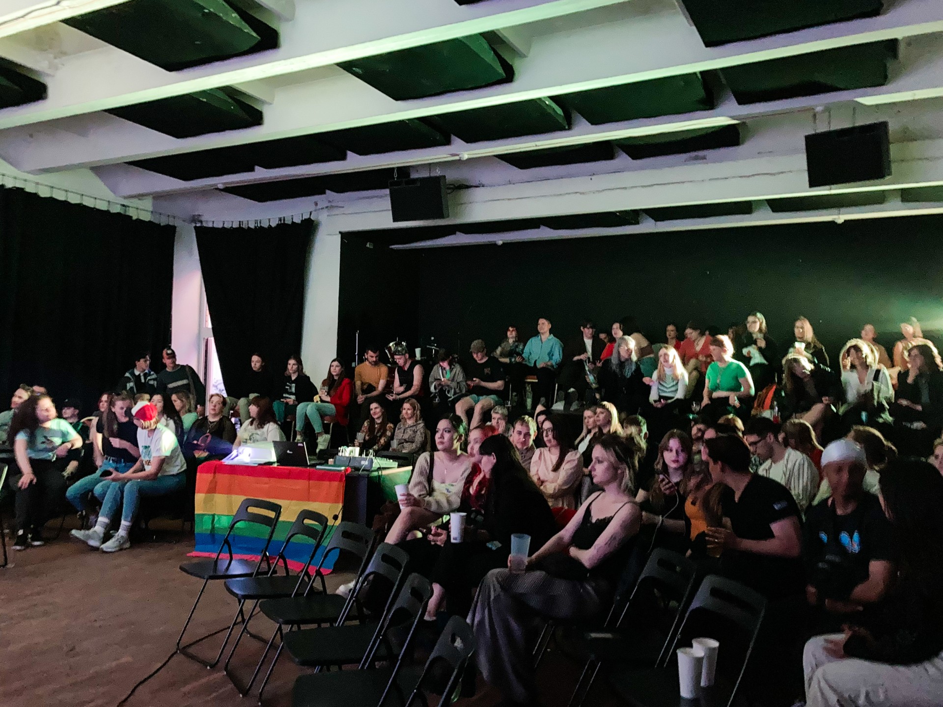 Universiteto LGBTQ+ grupė Vilniuje organizavo „eurovizinį“ protmūšį ir finalo peržiūrą. ©Augustina