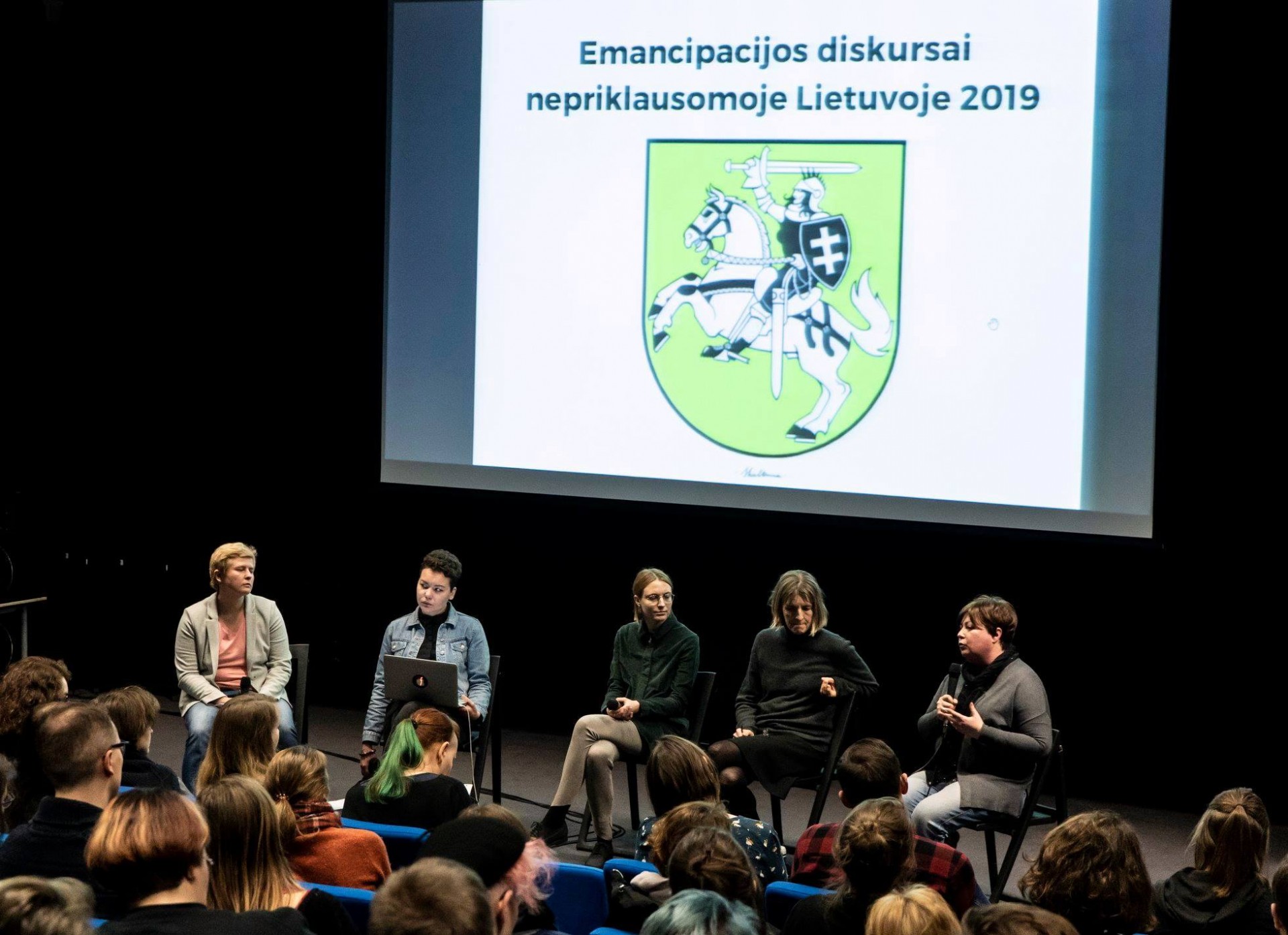 Iš kairės: Dovilė Jakniūnaitė (Vilniaus universiteto TSPMI profesorė), Viktorija Kolbešnikova (Lyčių studijų magistrantė Vidurio Europos universitete), Justina Zubaitė (Santariškių feministinių skaitymų grupės SANTA FE įkūrėja, „Six Chairs Books“ iniciatorė Kaune), Karla Gruodis (antologijos „Feminizmo ekskursai“ sudarytoja, viena pirmųjų feministinių tekstų vertėjų į lietuvių kalbą Lietuvai atgavus nepriklausomybę), Kristina Mišinienė (Kovos su prekyba žmonėmis ir išnaudojimu centro vadovė)