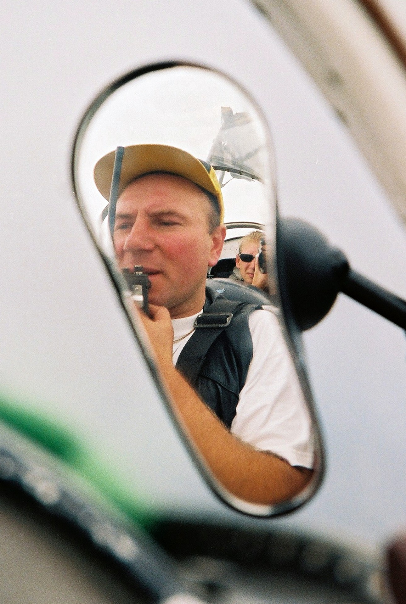 Andrius Repšys fotografuoja piloto Eugenijaus Malinausko atspindį veidrodėlyje. ©Andrius Repšys