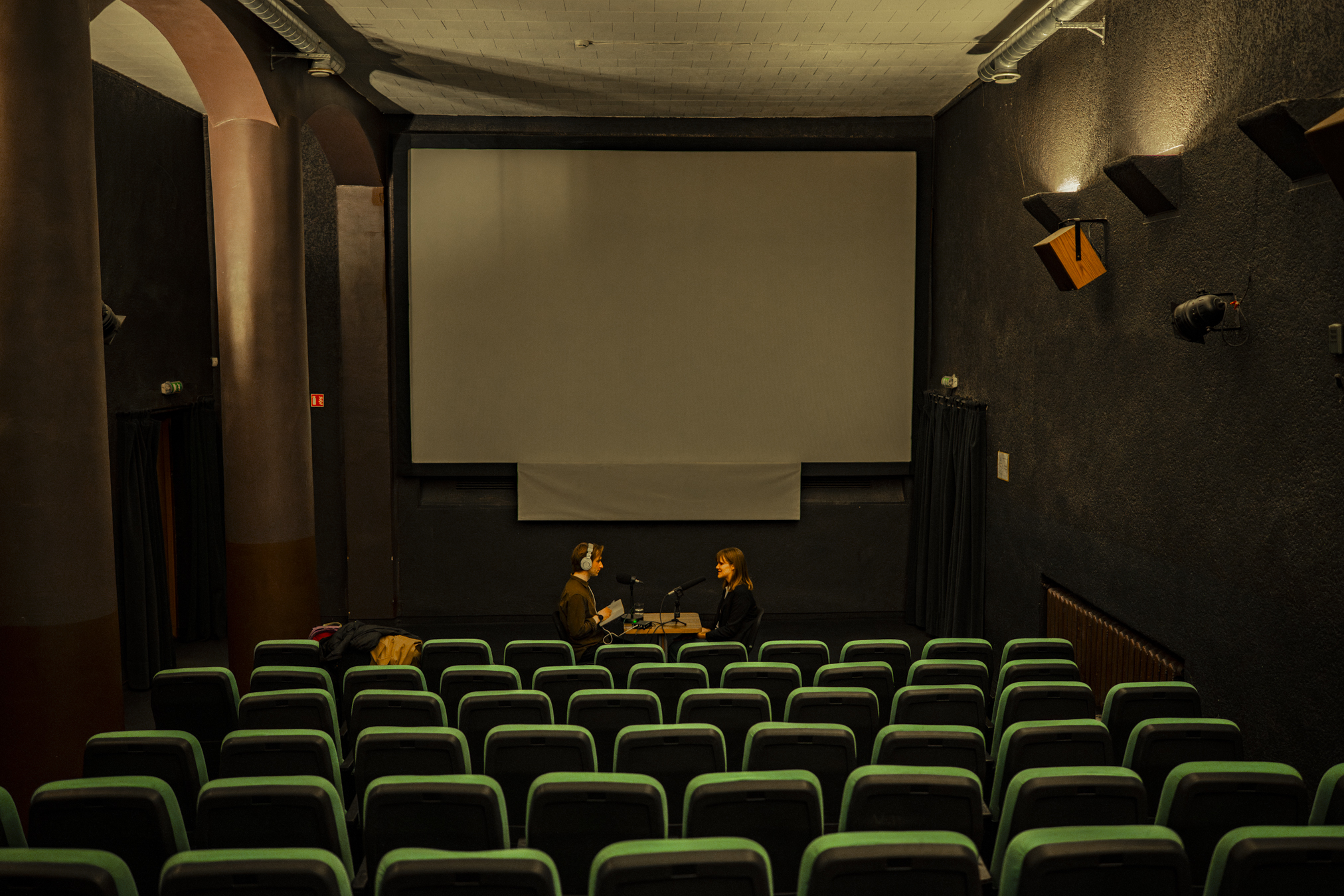 Gabrielė Urbonaitė ir Karolis Vyšniauskas, interviu Vilniaus kino centro „Skalvija“ salėje. Gabrielė, kaip ir prie filmo dirbę operatorius Vytautas Katkus ir scenarijaus redaktorė Marija Kavtaradzė, filmus pradėjo kurti „Skalvijos“ kino akademijoje. ©Denis Vėjas