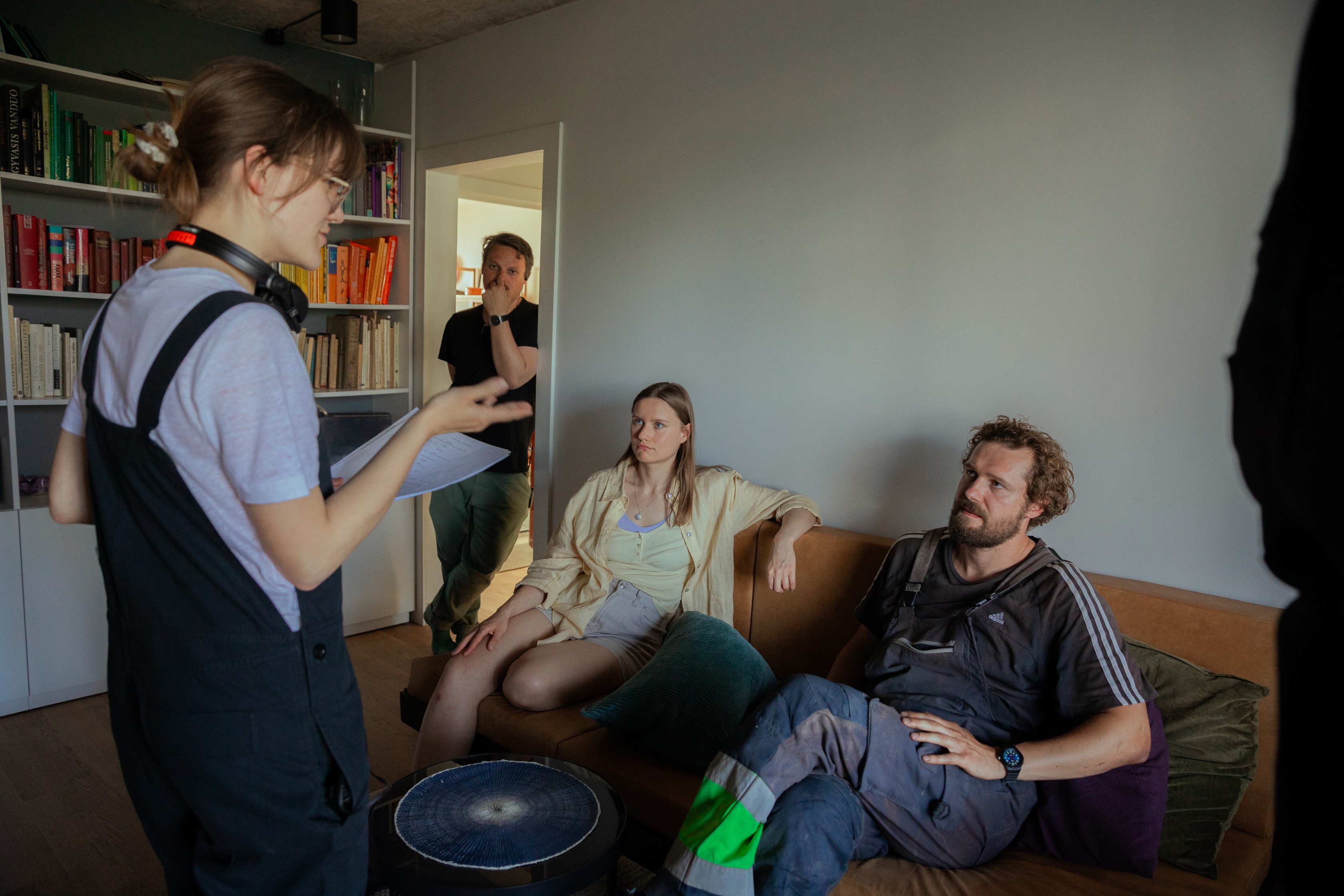 Gabrielė Urbonaitė ir aktoriai Žygimantė Elena Jakštaitė ir Roman Lutskyi filmavimo aikštelėje. Vienas iš jos tikslų buvo parodyti Vilniaus multikultūriškumą, kurio ji pasigedo lietuviškame kine. ©Vismantė Razgutė