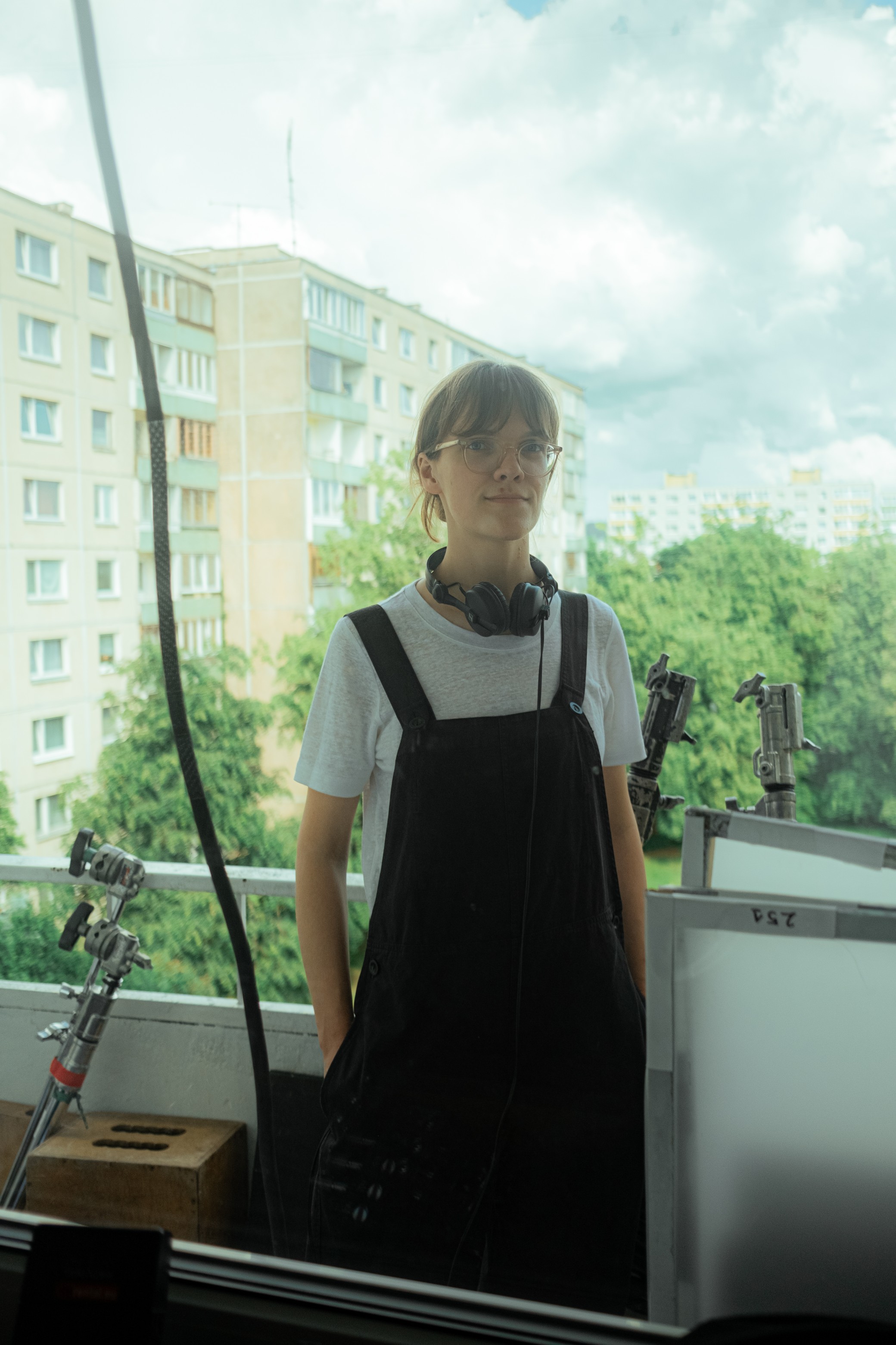 Užaugusi Vilniuje, bet ilgai gyvenusi JAV ir Prancūzijoje, Gabrielė Urbonaitė priėmė sprendimą tęsti karjerą Lietuvoje. „Niekur kitur nenorėčiau gyventi. Matau čia labai daug neišplėtotų temų, neužfiksuotų vietų. Bet taip, kai kur užsienyje subtitrai filmuose vis dar yra problema.“ ©Vismantė Razgutė