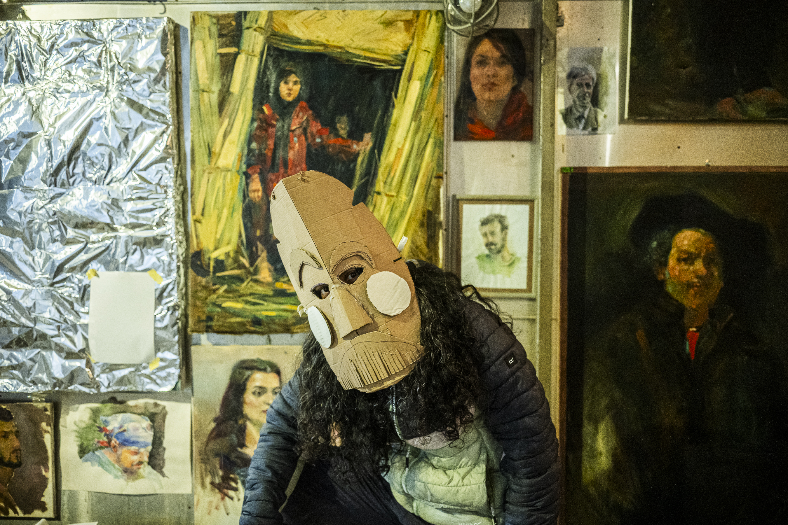 Tara savo studijoje užsidėjusi pačios pagamintą kaukę. ©Denis Vėjas