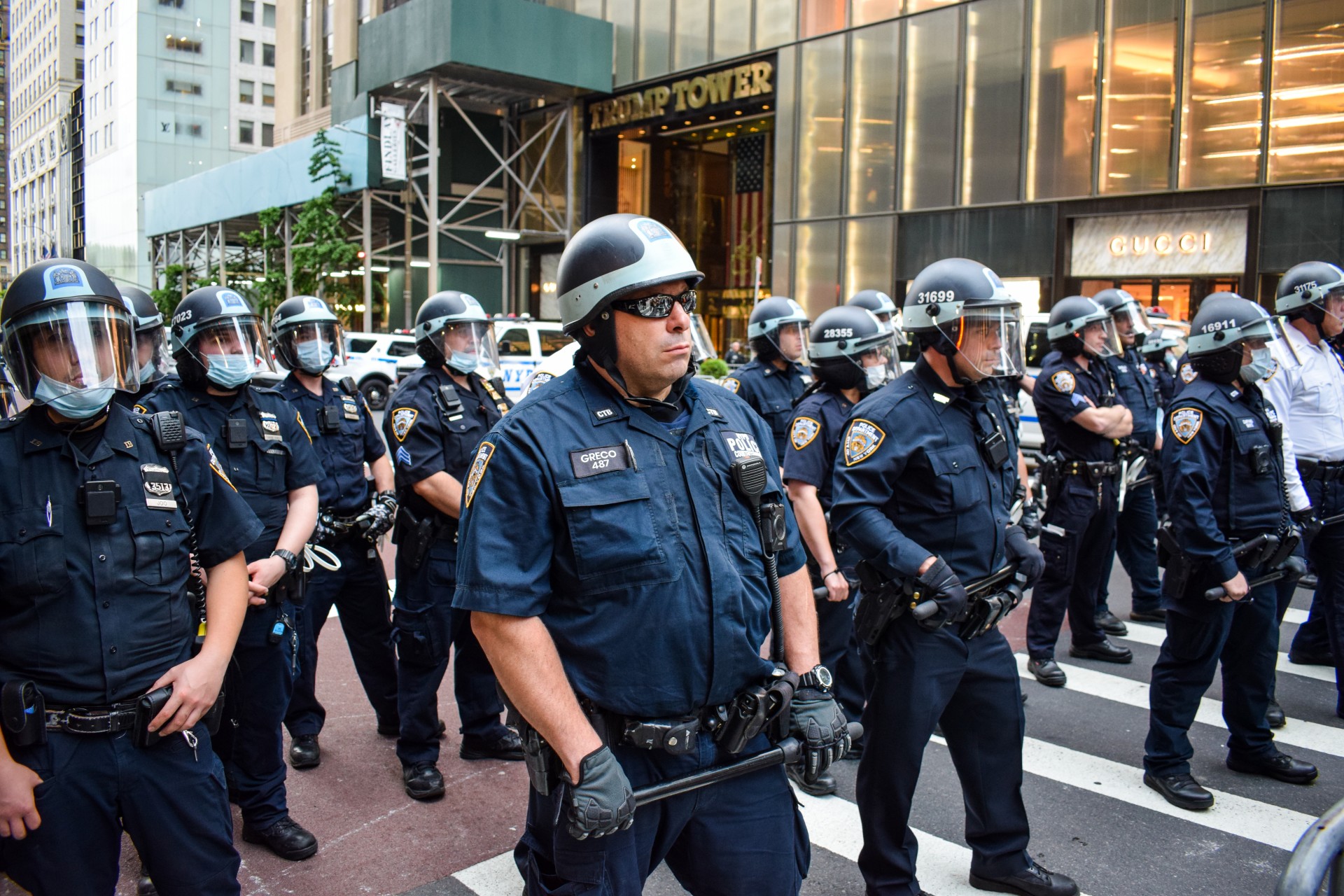 Prestižinėje Penktojoje aveniu prie Trump Tower Manhatane policijos pajėgos ruošiasi artėjančiai daugiatūkstantinei miniai. Vienas iš „Black Lives Matter“ judėjimo tikslų – sumažinti finansavimą policijai ir perduoti šiuos pinigus bendruomenėms. ©Indrė Kiršaitė
