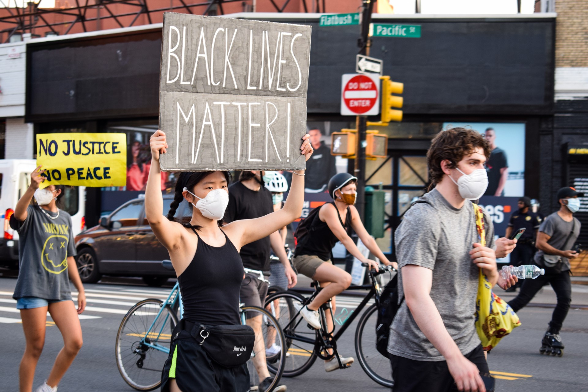 Bruklino gatvėmis einanti minia. BLM judėjimas įtraukė visų rasių amerikiečius. Vienas protestuotojų moto – kad tyla yra dalis problemos. ©Indrė Kiršaitė