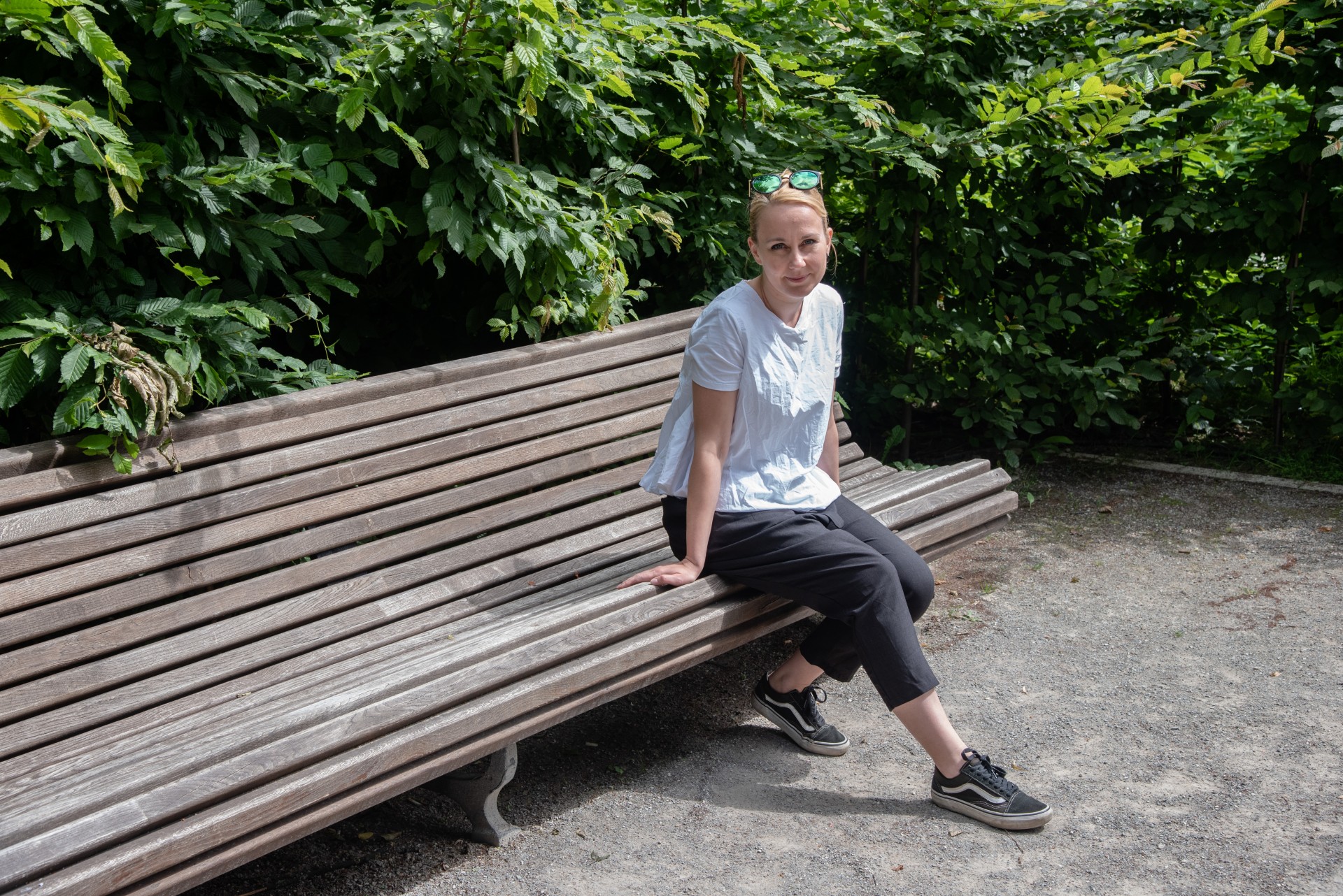 Simona Gaidytė negalėjo suprasti, kodėl baltasis taksistas atsisako vežti jų studijų kompaniją namo, nes tarp jų buvo juodaodis studentas. Tai buvo pirmas, bet ne paskutinis tiesioginio rasizmo atvejis, kurį ji pamatė studijuodama Pietų Dakotoje. Grįžusi į Lietuvą ji pradėjo dirbti žmogaus teisių srityje. ©Severina Venckutė Simona Gaidytė negalėjo suprasti, kodėl baltasis taksistas atsisako vežti jų studijų kompaniją namo, nes tarp jų buvo juodaodis studentas. Tai buvo pirmas, bet ne paskutinis tiesioginio rasizmo atvejis, kurį ji pamatė studijuodama Pietų Dakotoje. Grįžusi į Lietuvą ji pradėjo dirbti žmogaus teisių srityje. ©Severina Venckutė