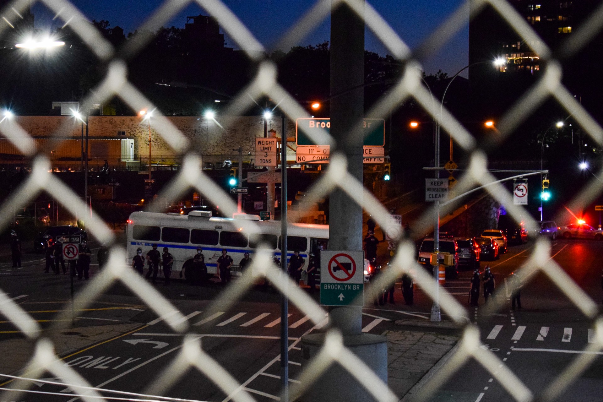 Policijos autobusas, paruoštas suimti protestuotojus. Protestuotojai ant Manhatano tilto, iš abiejų pusių apsupti policijos, kuri neleidžia jiems išeiti. Po pusvalandžio policija atlaisvino kelią, suėmimų išvengta. ©Indrė Kiršaitė