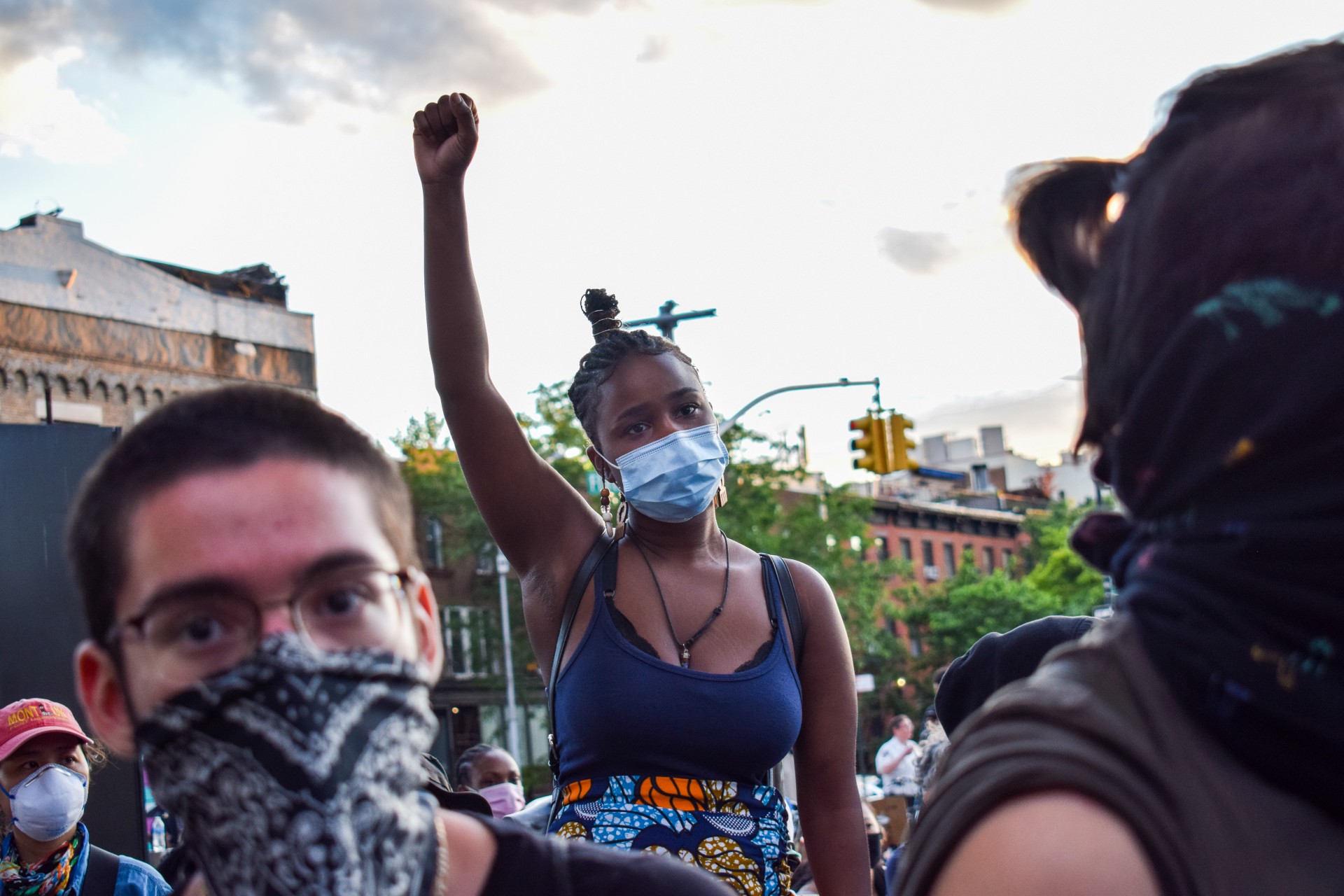 „Atsistokite tie, kurių artimasis buvo nužudytas policijos.“ Bruklinas, protestas prie arenos „Barclays Center“, kuri buvo vienas didžiausių traukos centrų Niujorko protestuotojams. Kaip skelbia Harvardo universitetas, juodieji amerikiečiai patiria tris kartus didesnę riziką būti nušauti policijos nei baltieji. ©Indrė Kiršaitė
