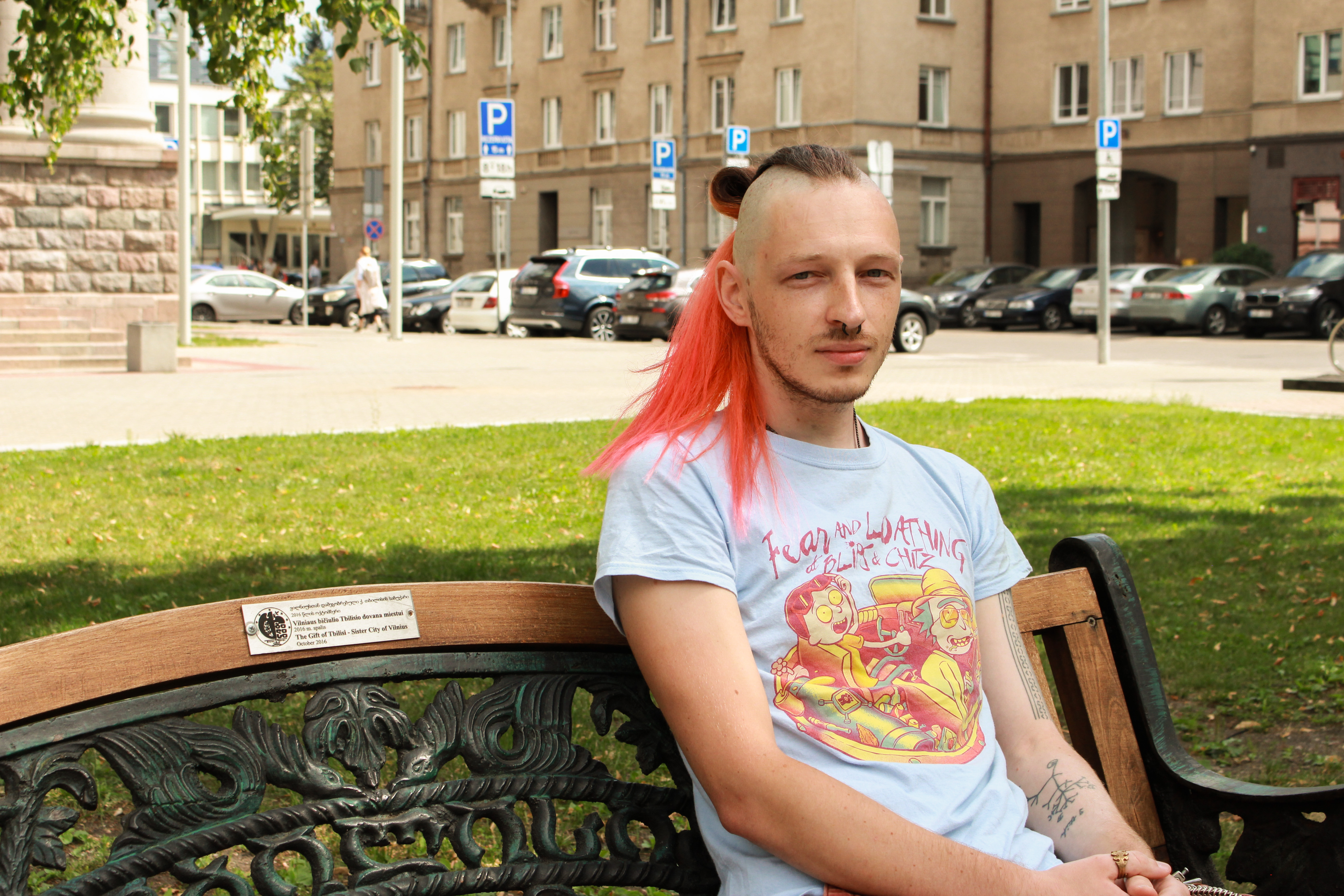 Gytis Dudas prie Nacionalinės Martyno Mažvydo bibliotekos, 2018-ųjų liepą ©Gintarė Kulytė