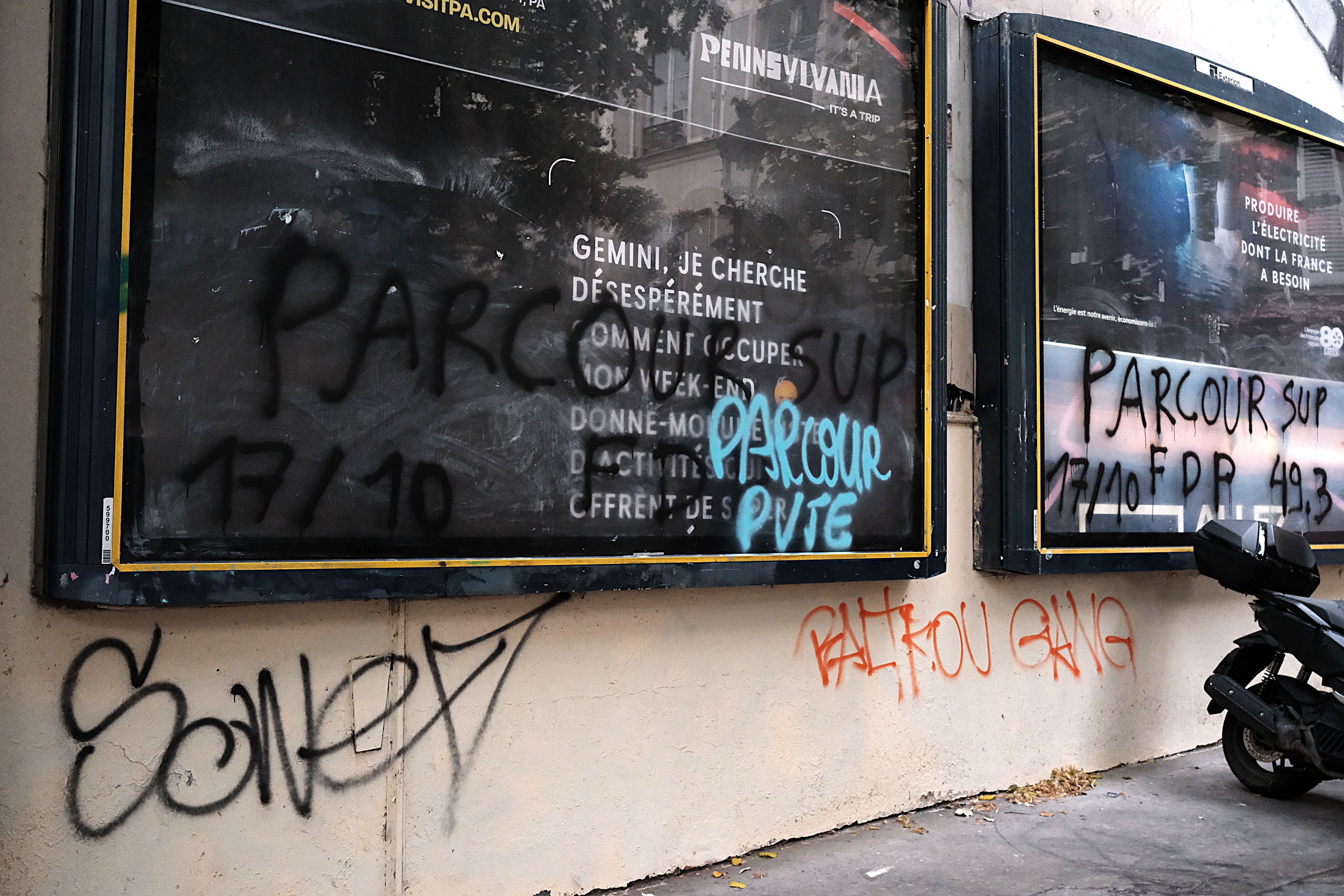 Grafičiai ant Paryžiaus pastatų sienų, spalio 22 d. ©Morta Andrijevskytė