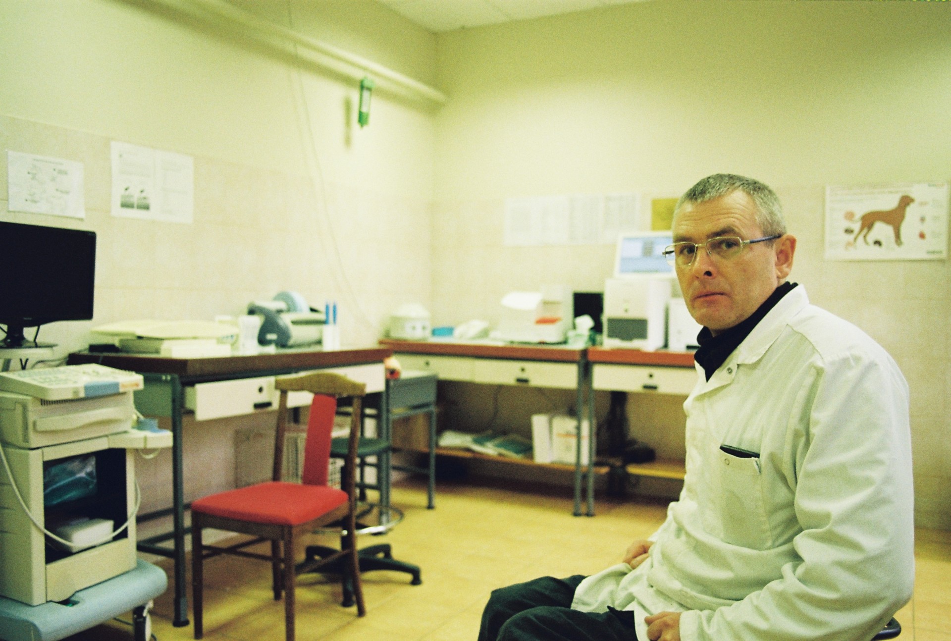 Veterinarijos gydytojas Aivaras Paukštė yra Vilniaus kolegijos agrotechnologijų fakulteto, veterinarinės medicinos katedros vedėjas. Būsimiems veterinarijos felčeriams jis dėsto anatomijos ir gyvūnų gerovės paskaitas. ©Martyna Šulskutė