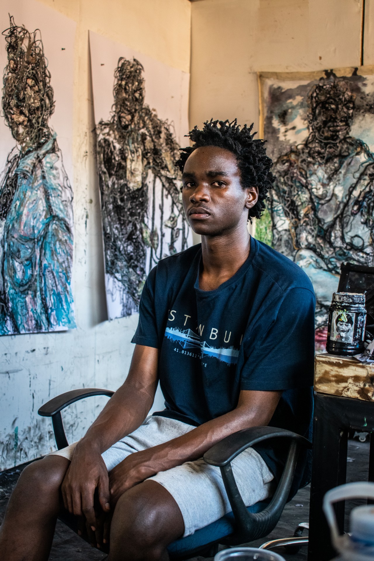 Tapytojas Emmie Nume yra jauniausias „Afriart“ galerijos kūrėjas. Jis anksčiau slėpė savo darbus ir abejojo dėl savo kaip menininko profesijos. Dabar reziduoja galerijoje ir tapo portretus. ©Julija Stankevičiūtė