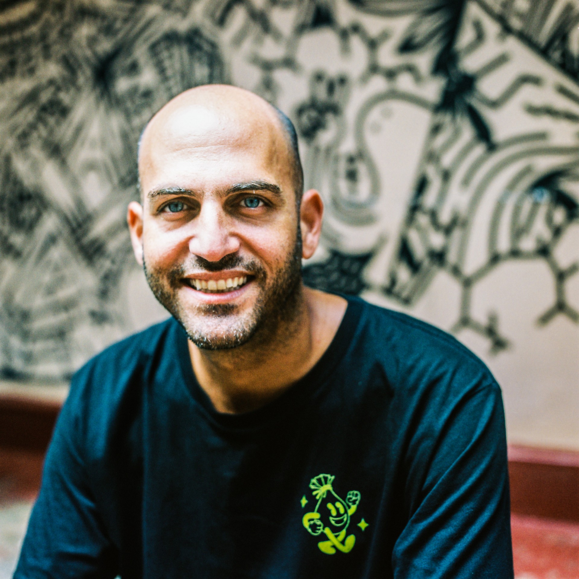 Etnomuzikologas Arlen Dilsizian kartu su kolega Derek Debru įkūrė „Nyege Nyege“ įrašų kompaniją, vėliau ir festivalį. Dabar jis ieško eksperimentinės muzikos atlikėjų iš viso pasaulio ir padeda išleisti jų muziką. ©Berta Tilmantaitė