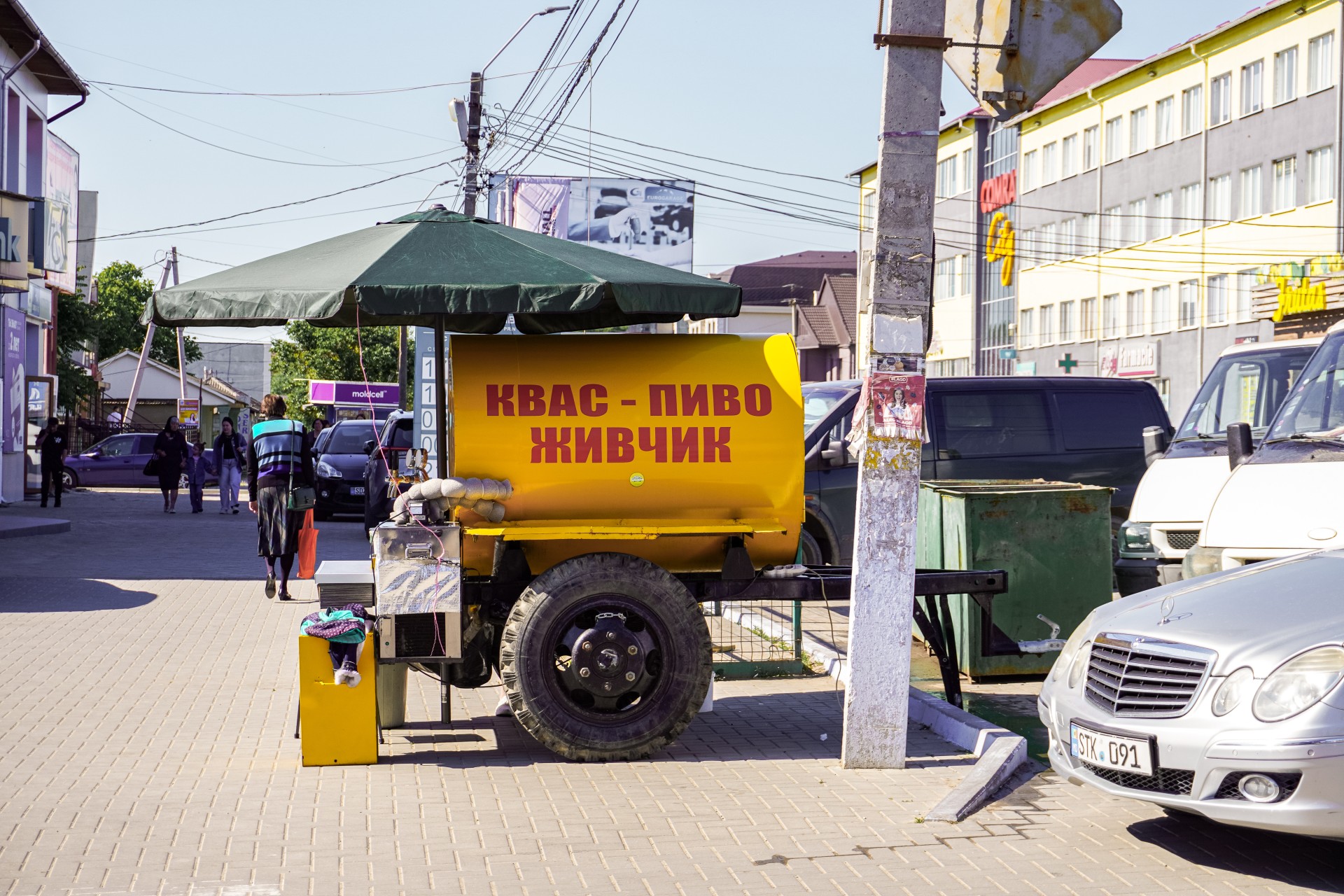 Gagaūzijos sostinės Komrato centre siūloma gira, alus ir ukrainietiškas limonadas „Živčik“. ©Yelizaveta Landenberger